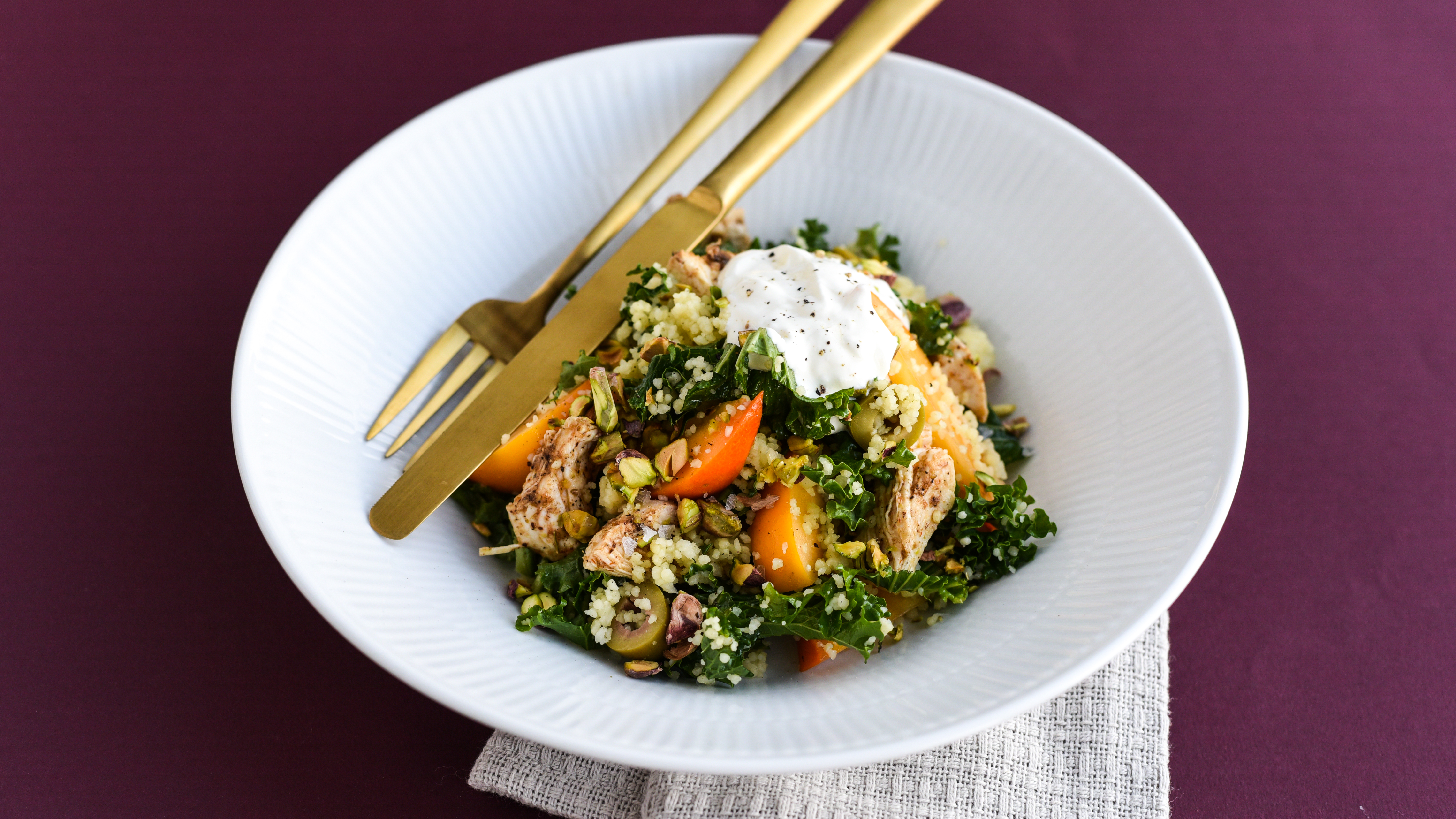 Bulgursalat med kål, kylling og kakifrugt