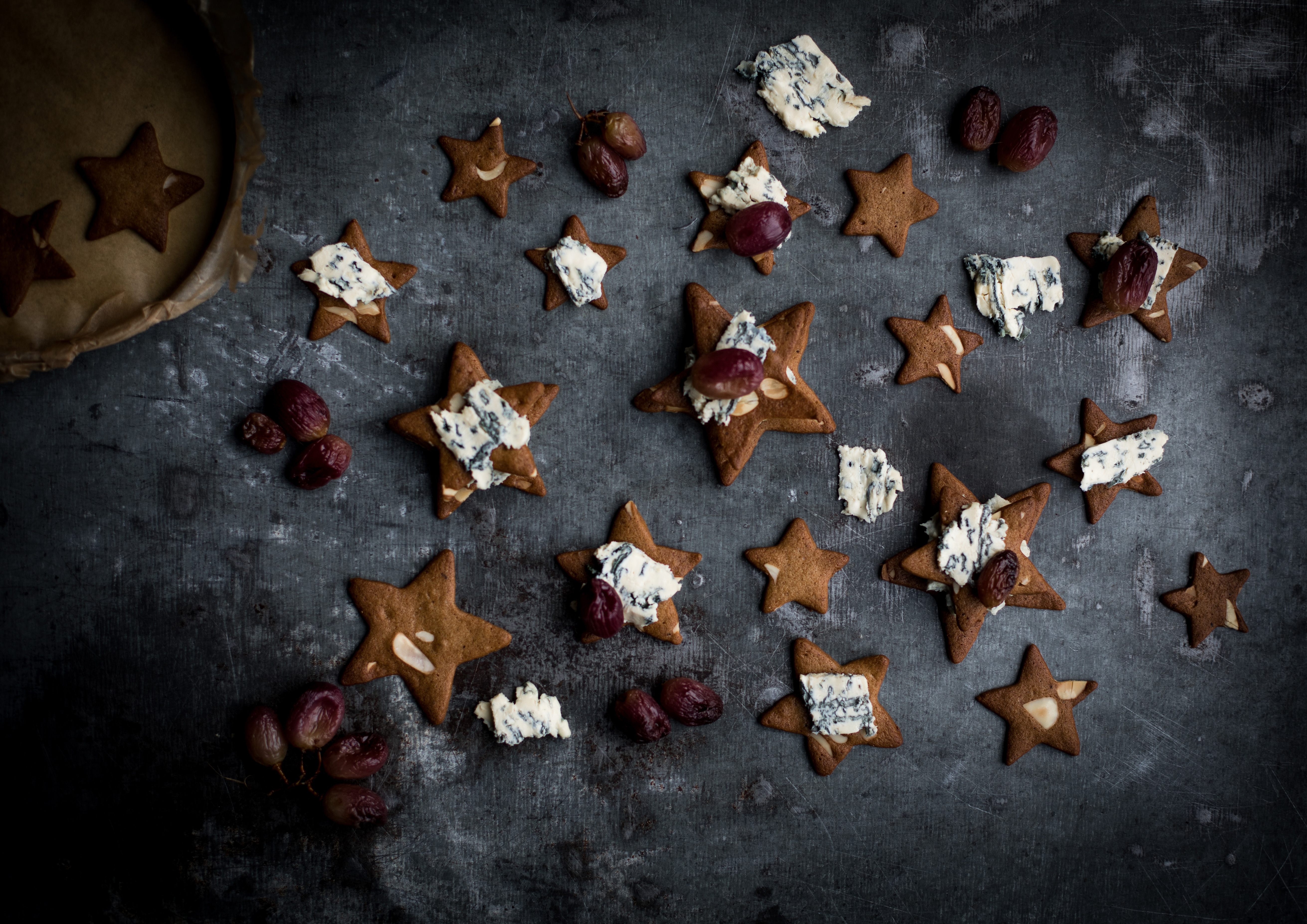 Brunkager med blue cheese og bagte druer