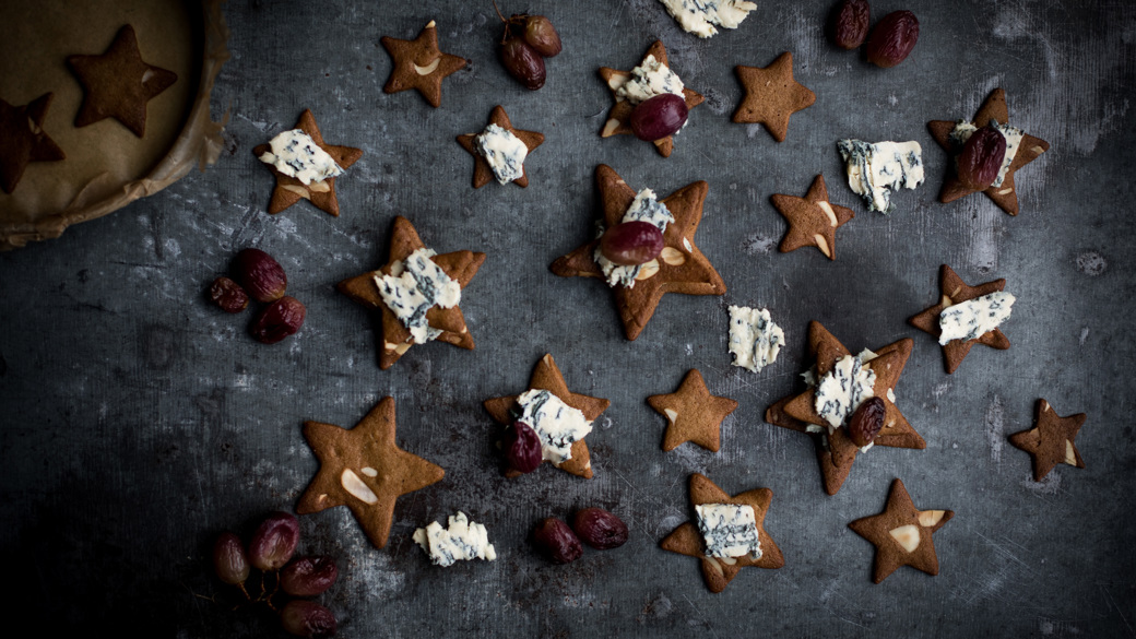 Brunkager med blue cheese og bagte druer