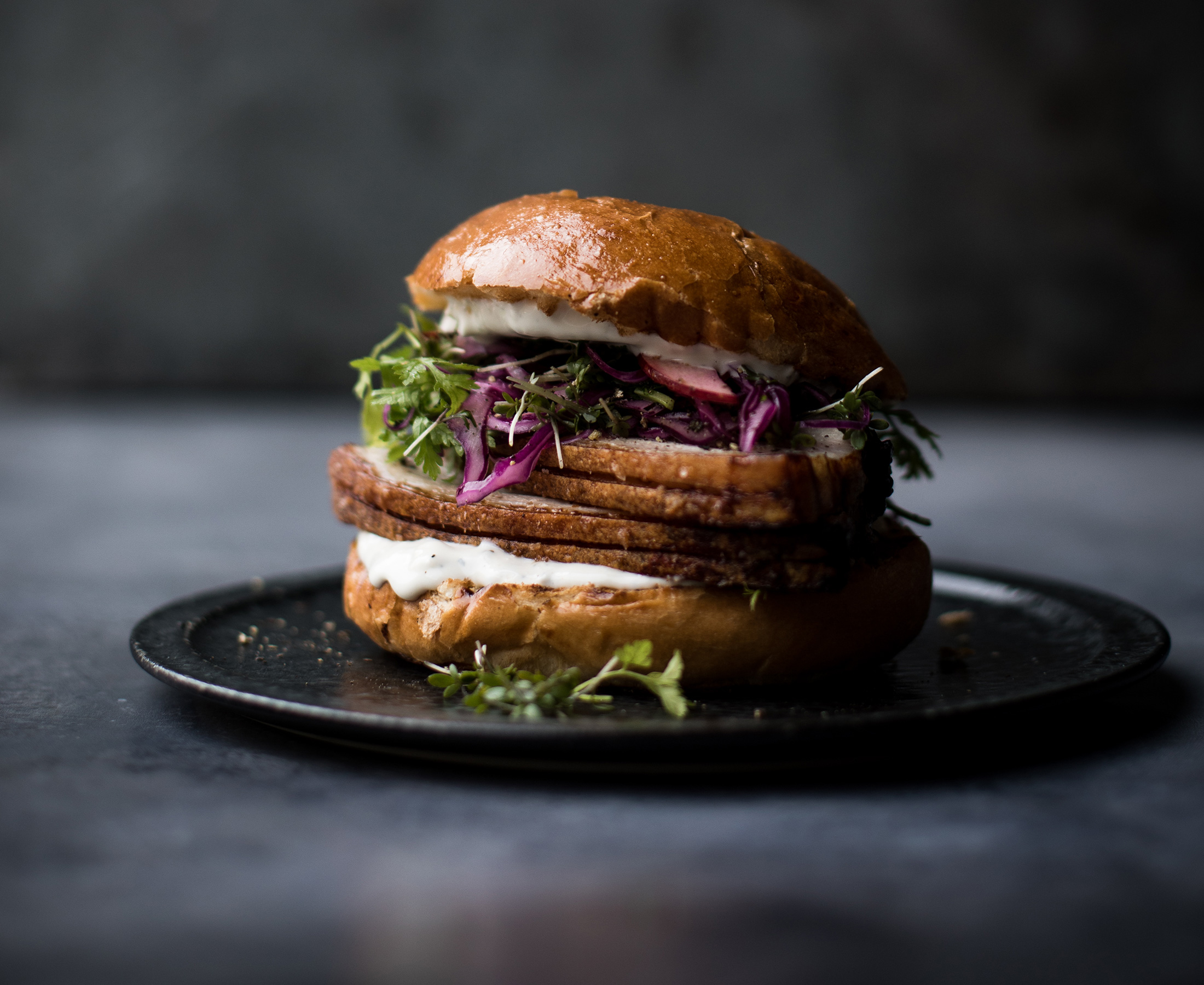 Flæskestegssandwich med rødkåls-æbleslaw og blå ostecreme