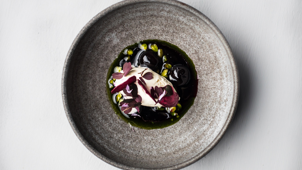 Is med ricotta, kirsebær og rødbede