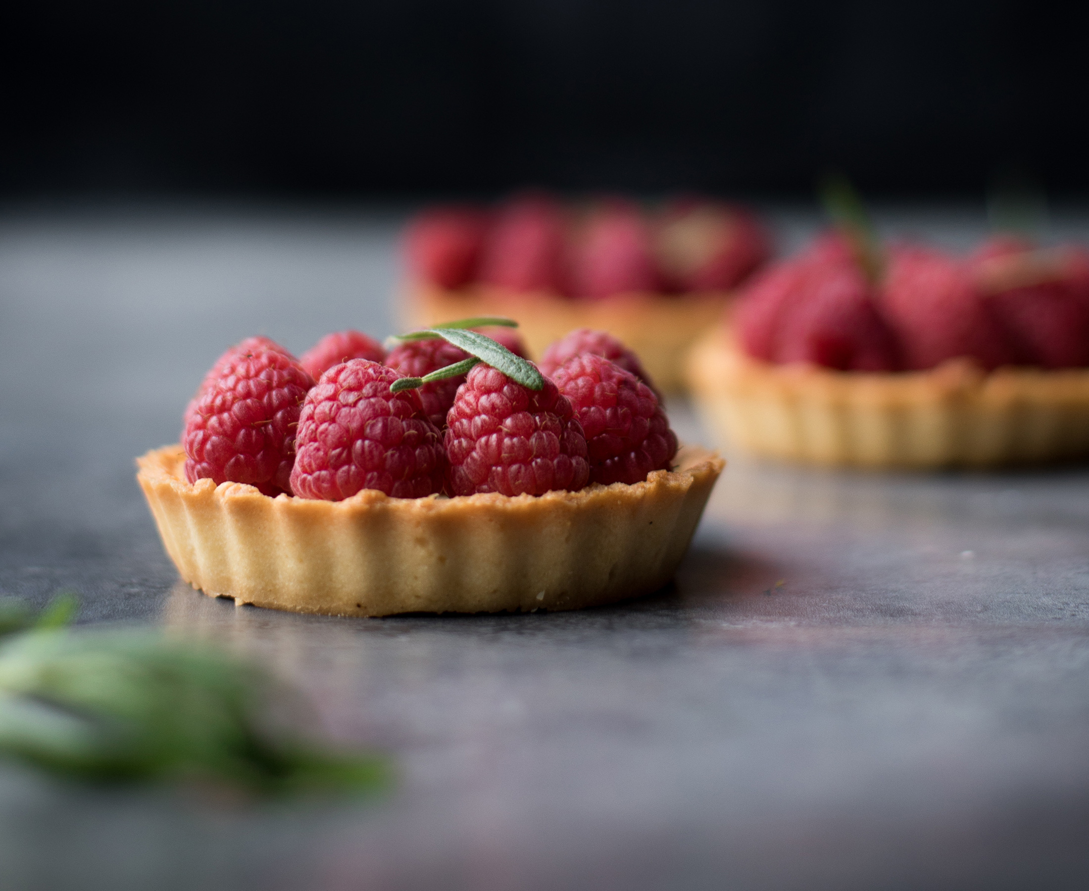 Tærte med flødeost, rosmarin og bær