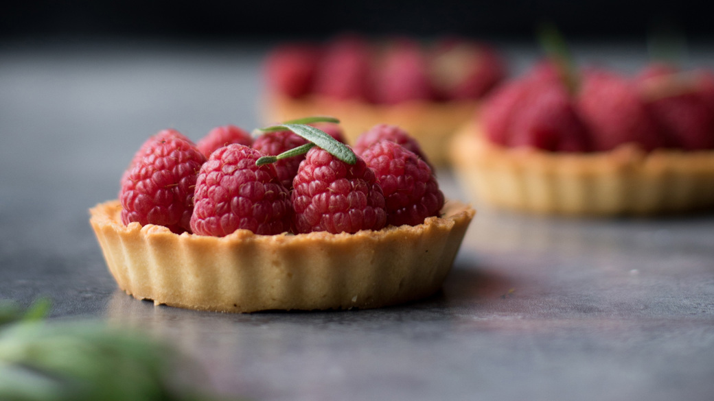 Tærte med flødeost, rosmarin og bær