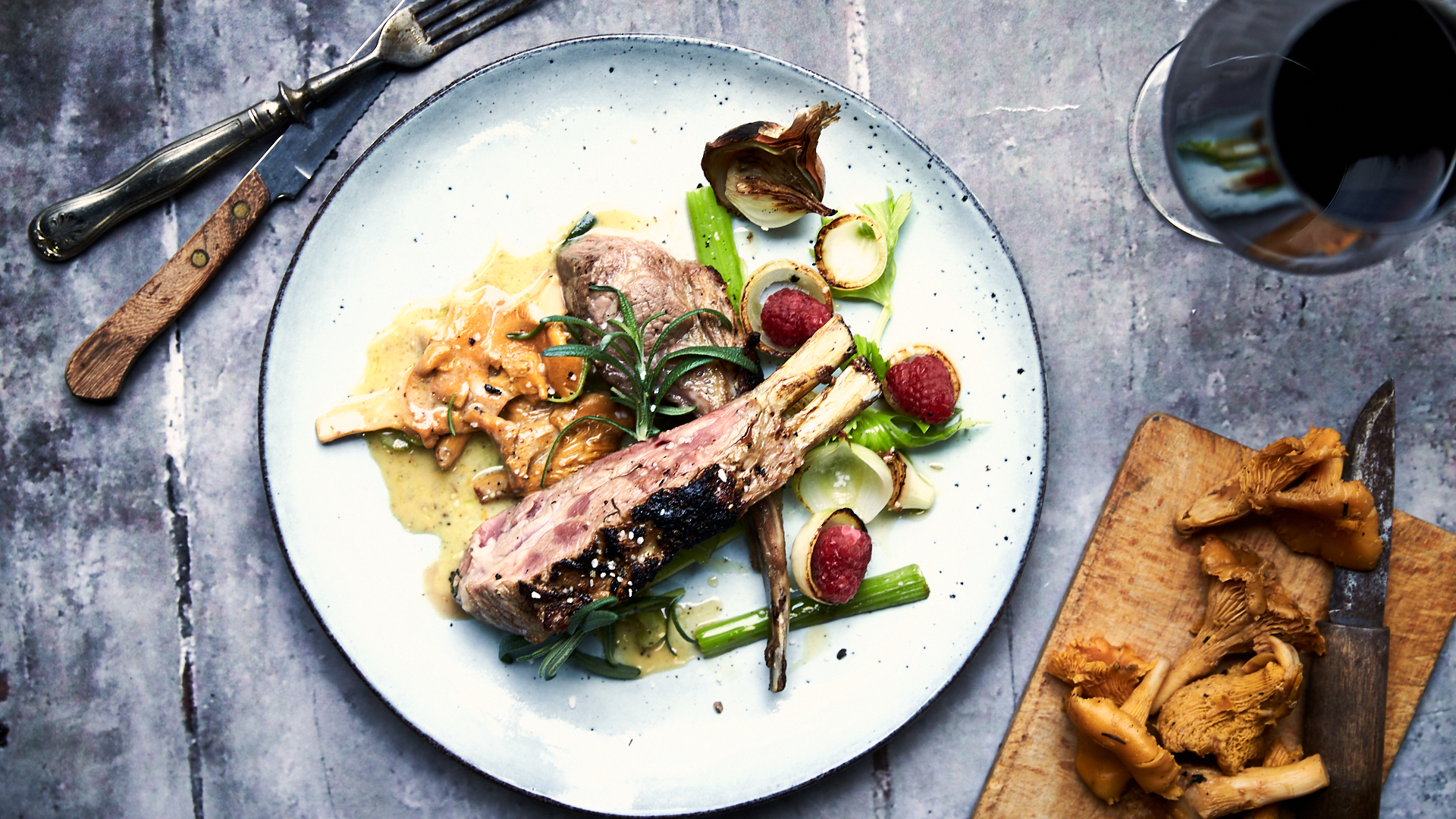 Lammerack med friske krydderurter og svampesauce