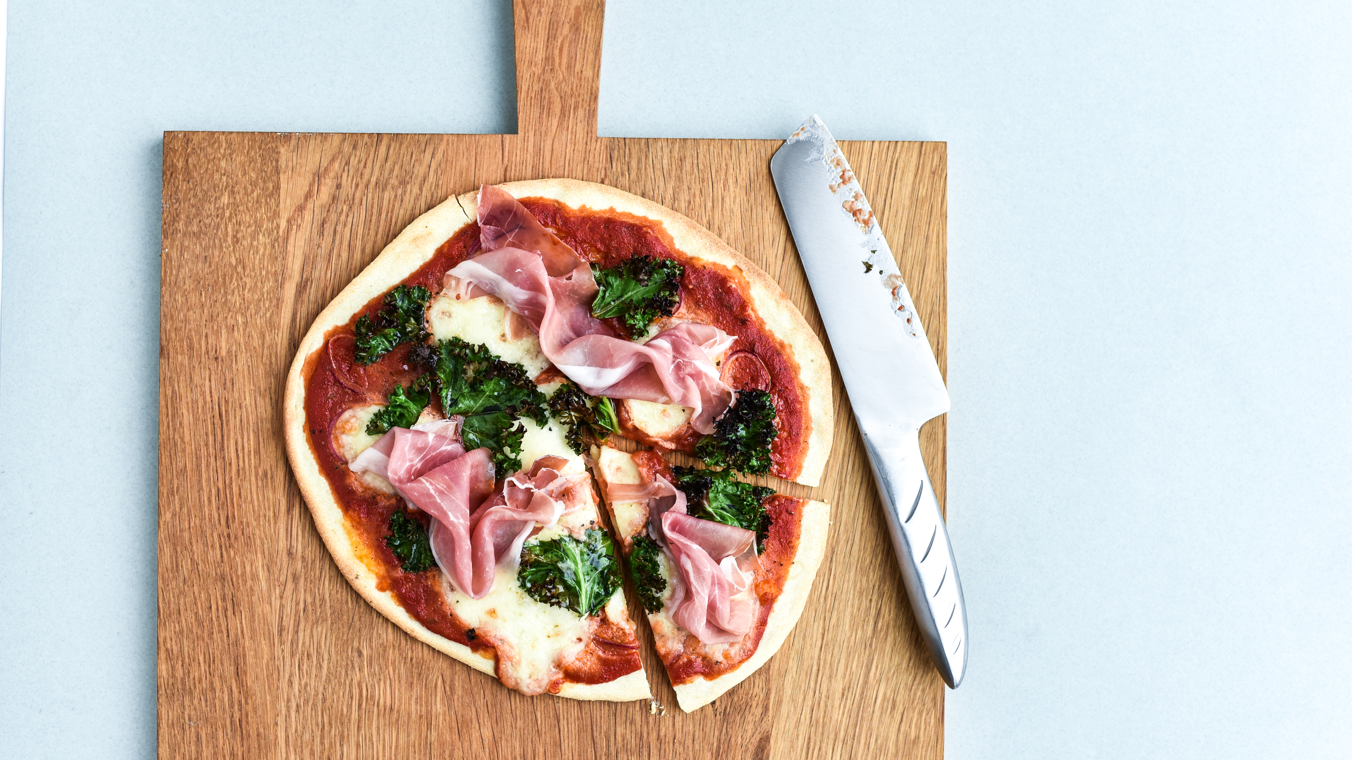 Pizza med grønkål og skinke