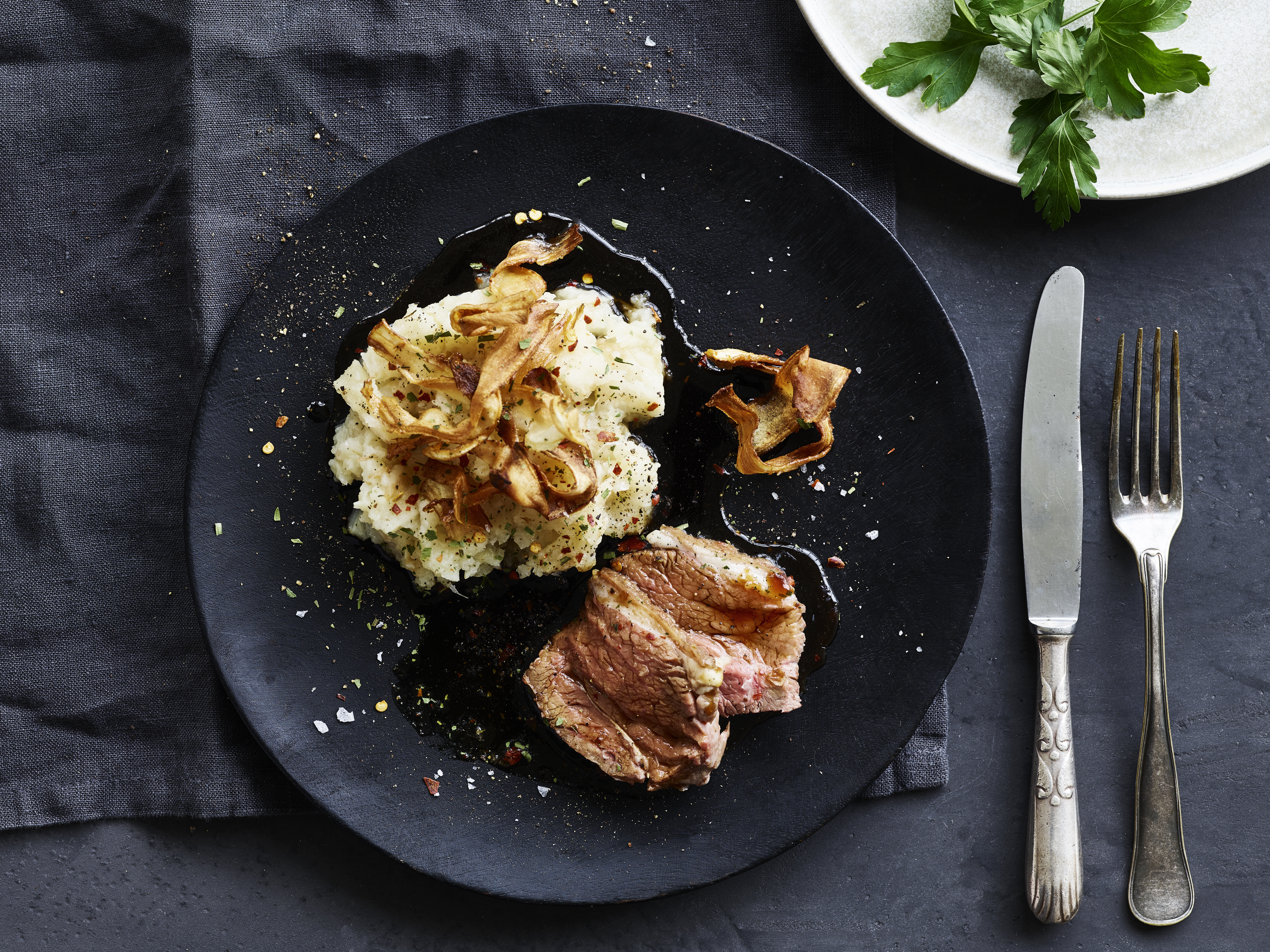 Persillerodsmos med chips og lam