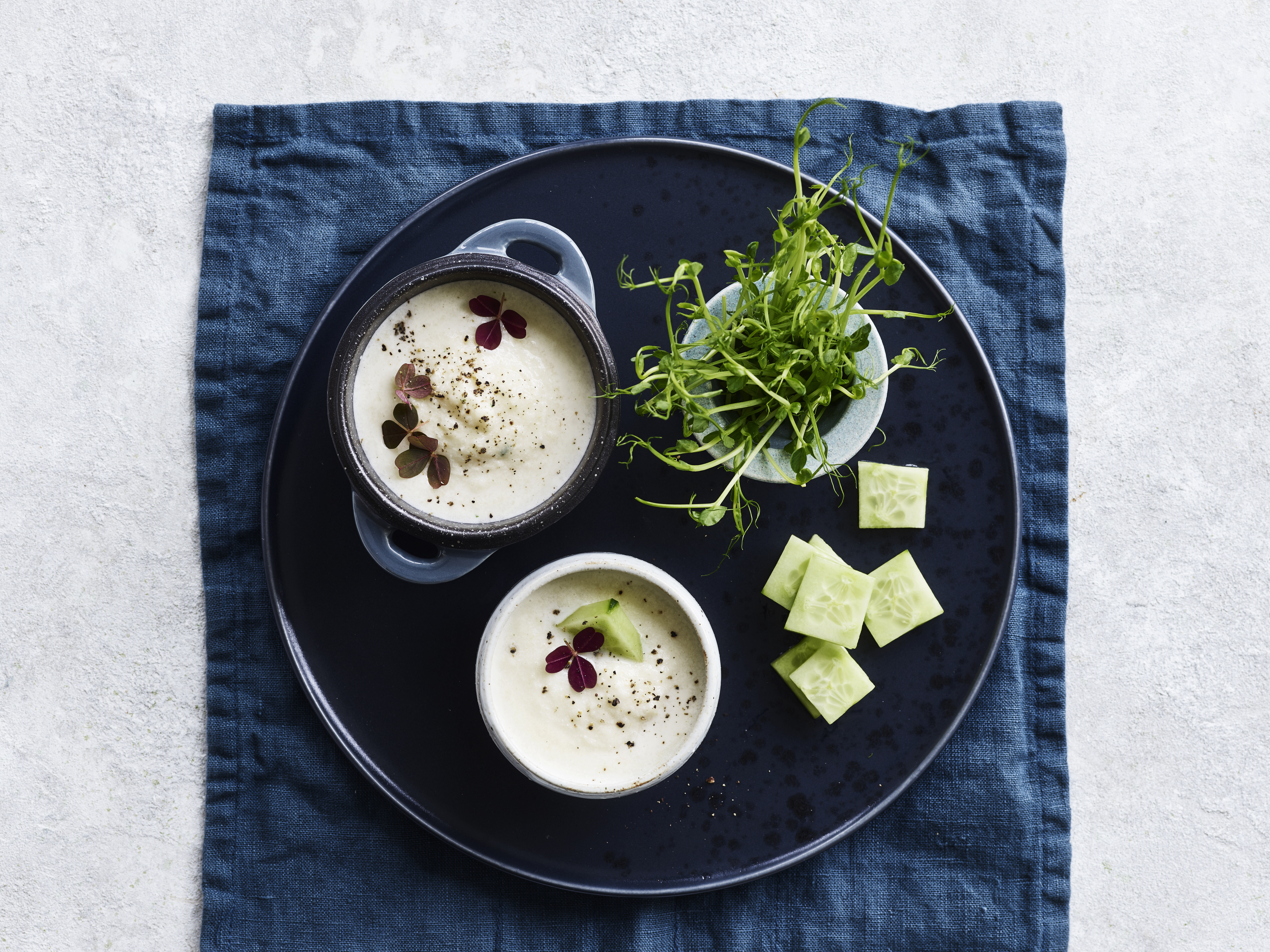 Persillerodssuppe med letsaltet agurk og ærteskud