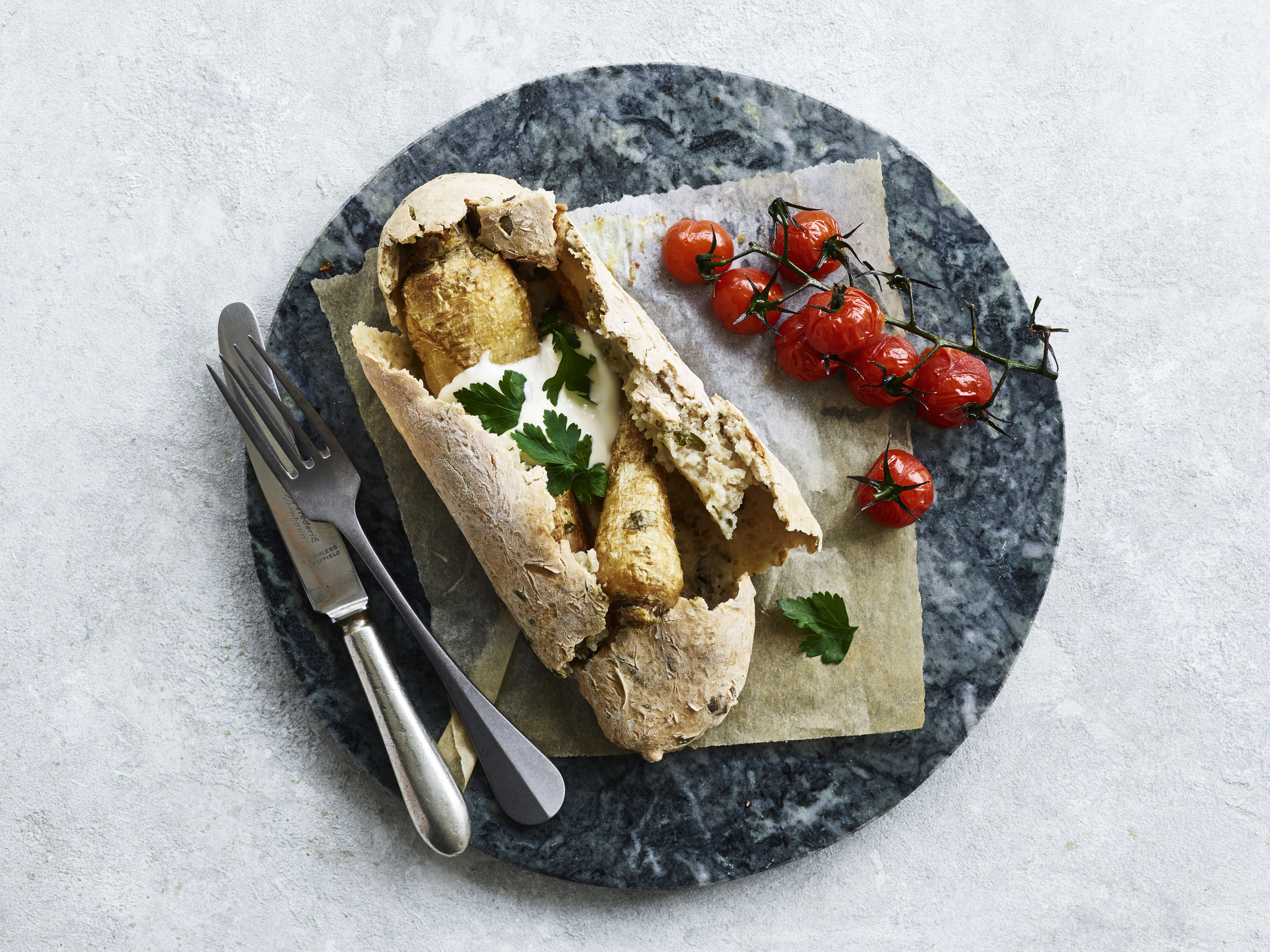 Persillerødder bagt i krydret dej