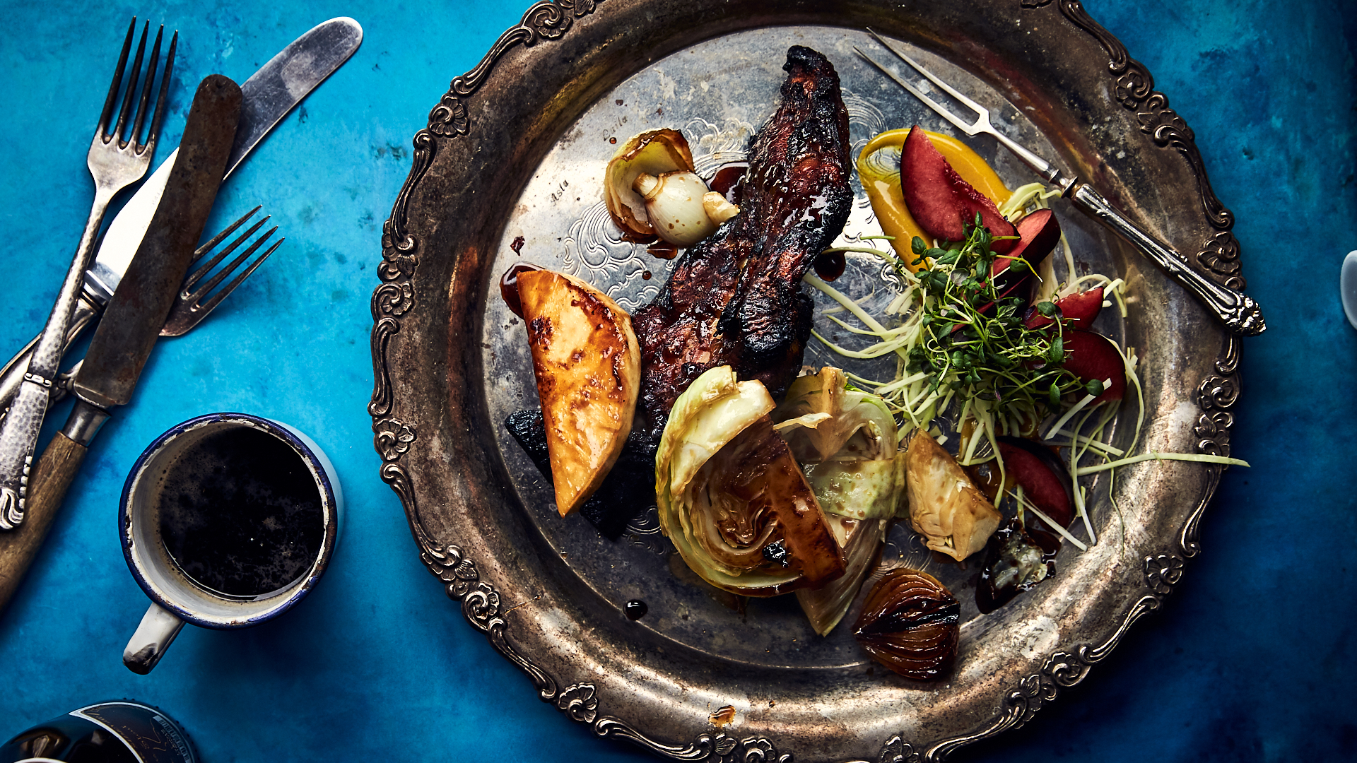 Honningmarinerede nøgleben med hvidkål og blommer