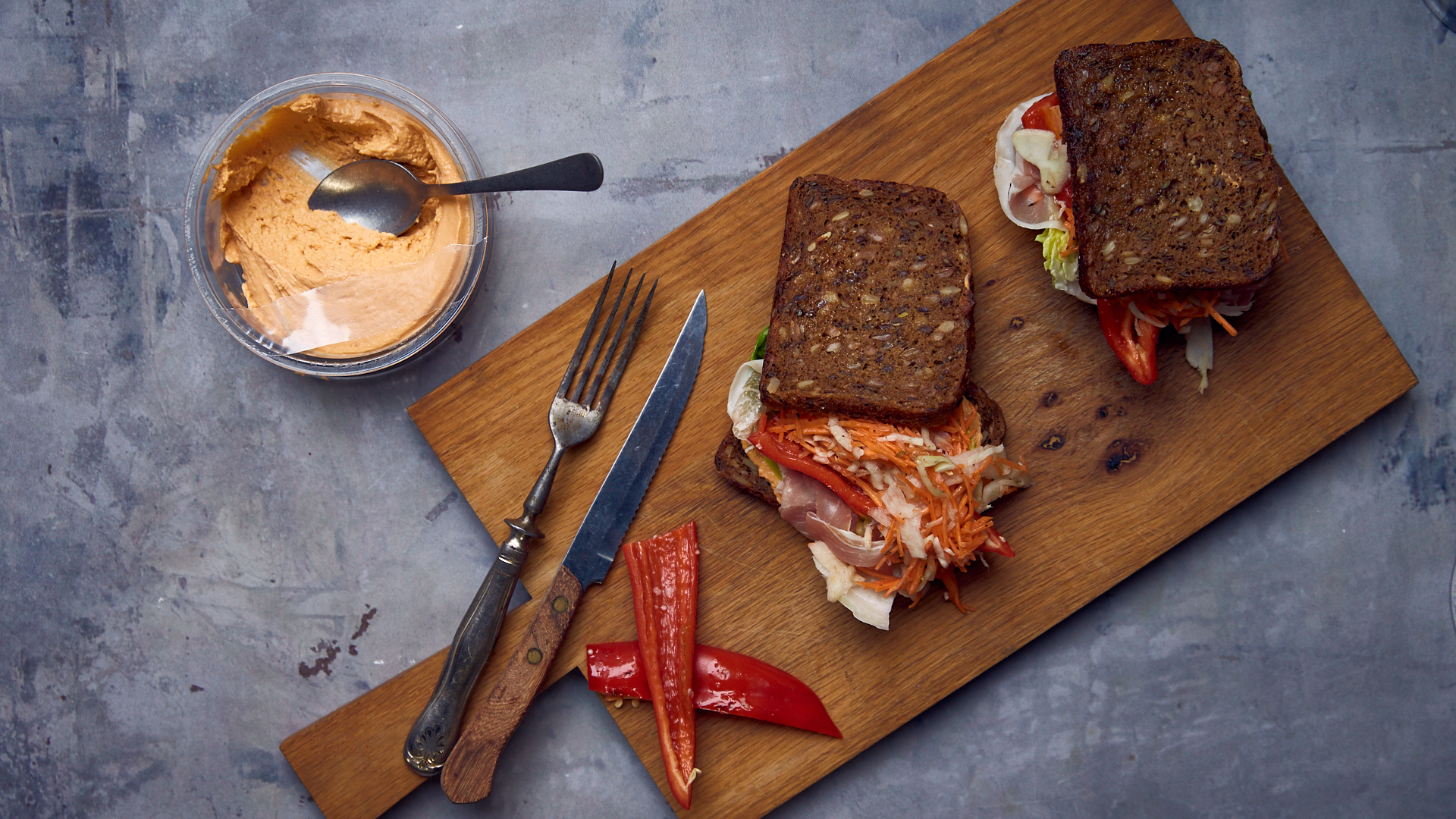 En lækker klapsammen med hummus og parmaskinke