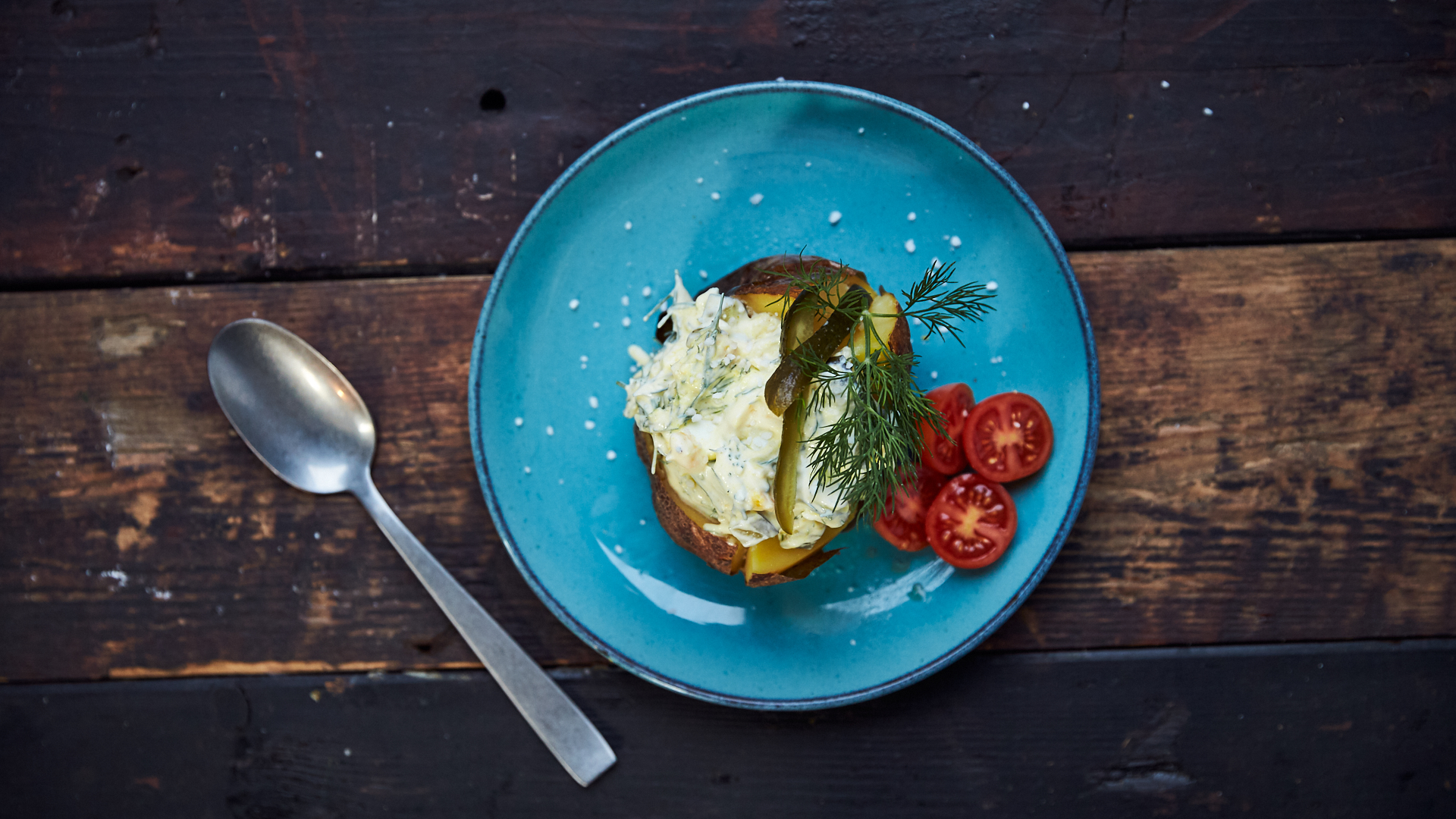 Bagt kartoffel med cremefraichedressing og frisk dild