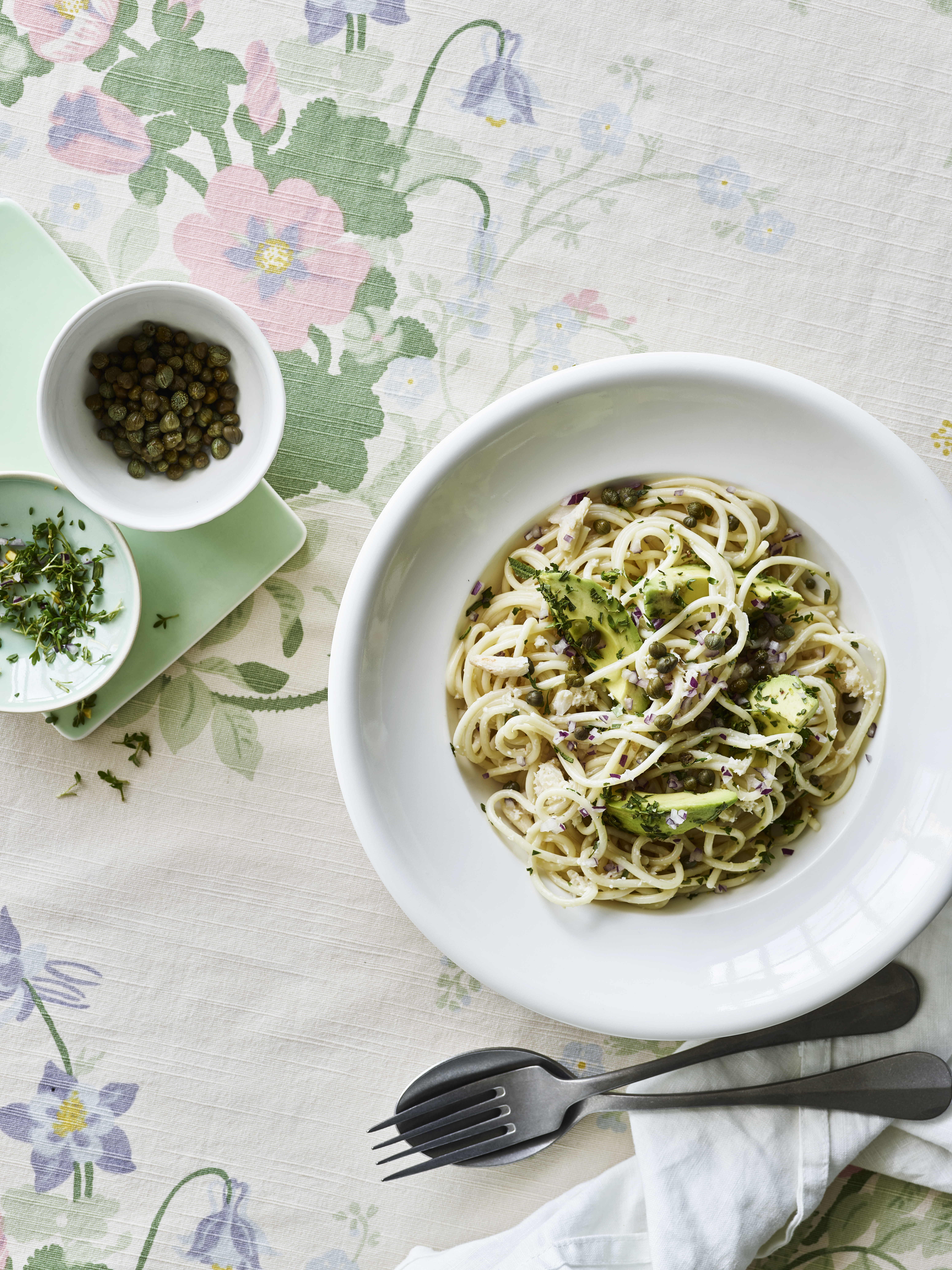 Spaghetti med krabbe og avocado vendt i urter