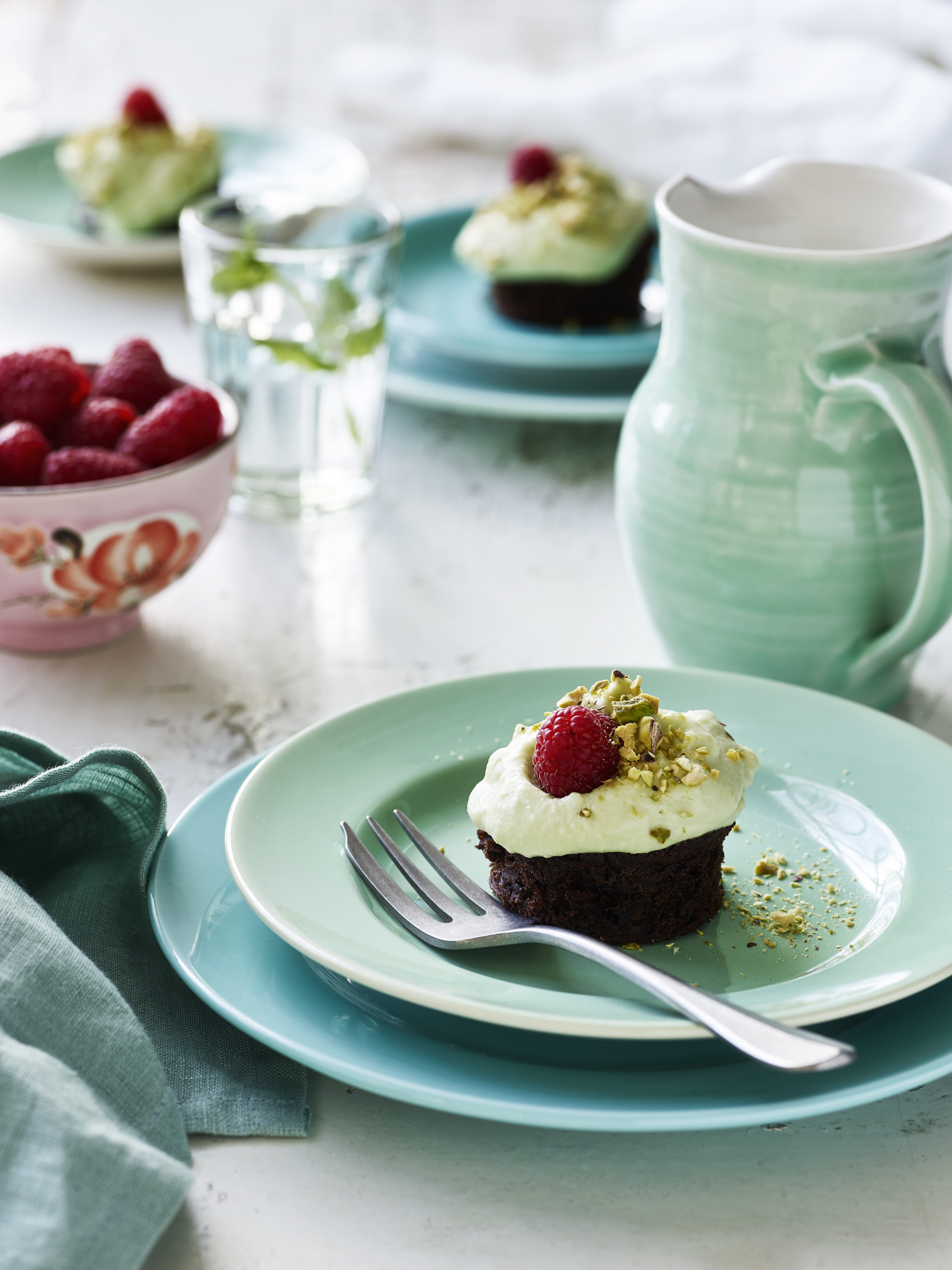 Små chokoladekager med avokadomousse