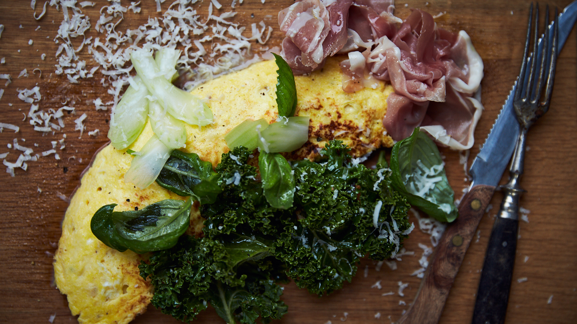 Omelet med parmaskinke, grønkål og parmesan