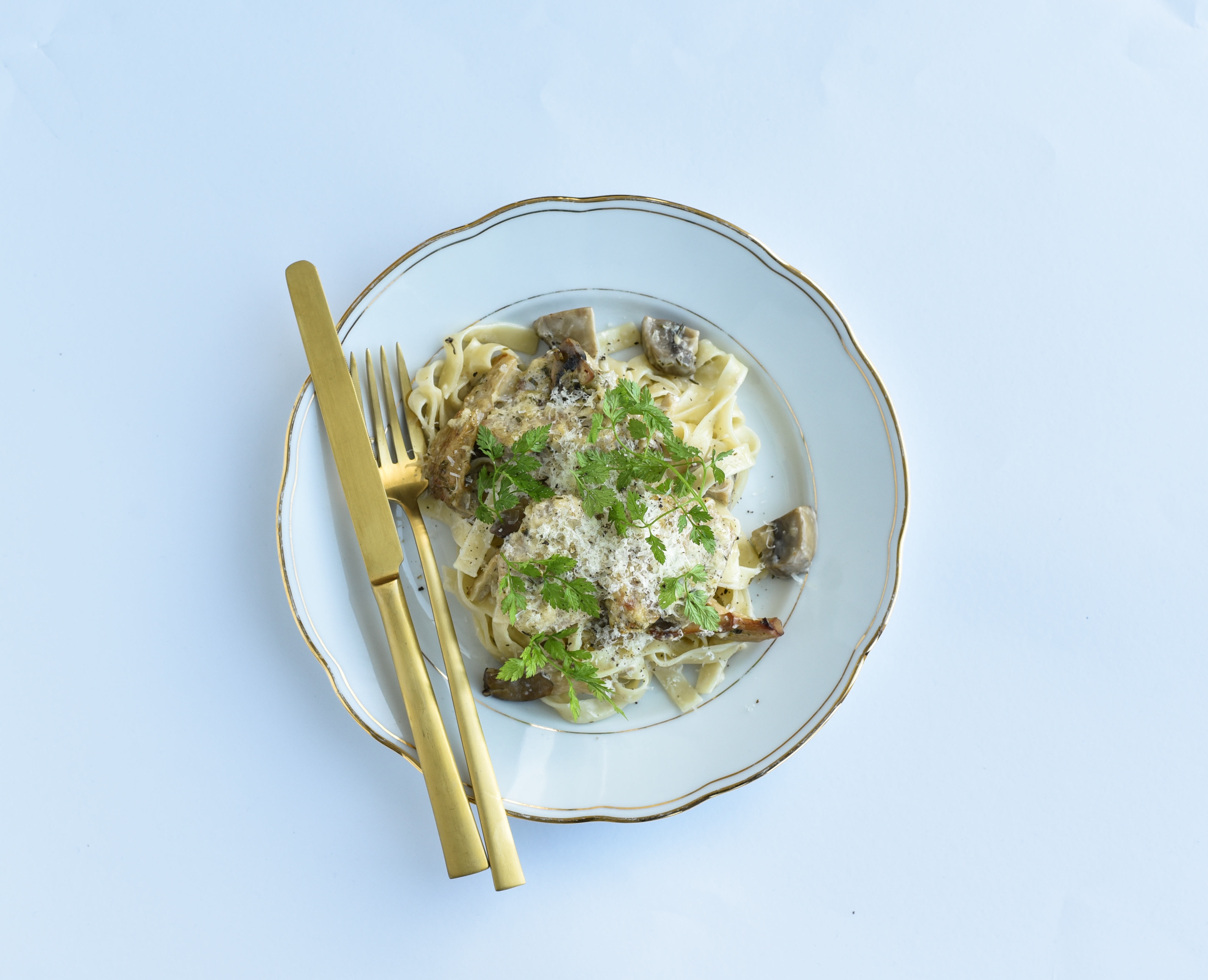 Mørbrad i fad med hvidvin og fløde