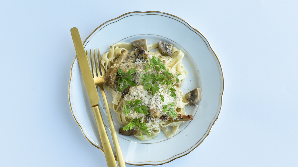 Mørbrad i fad med hvidvin og fløde