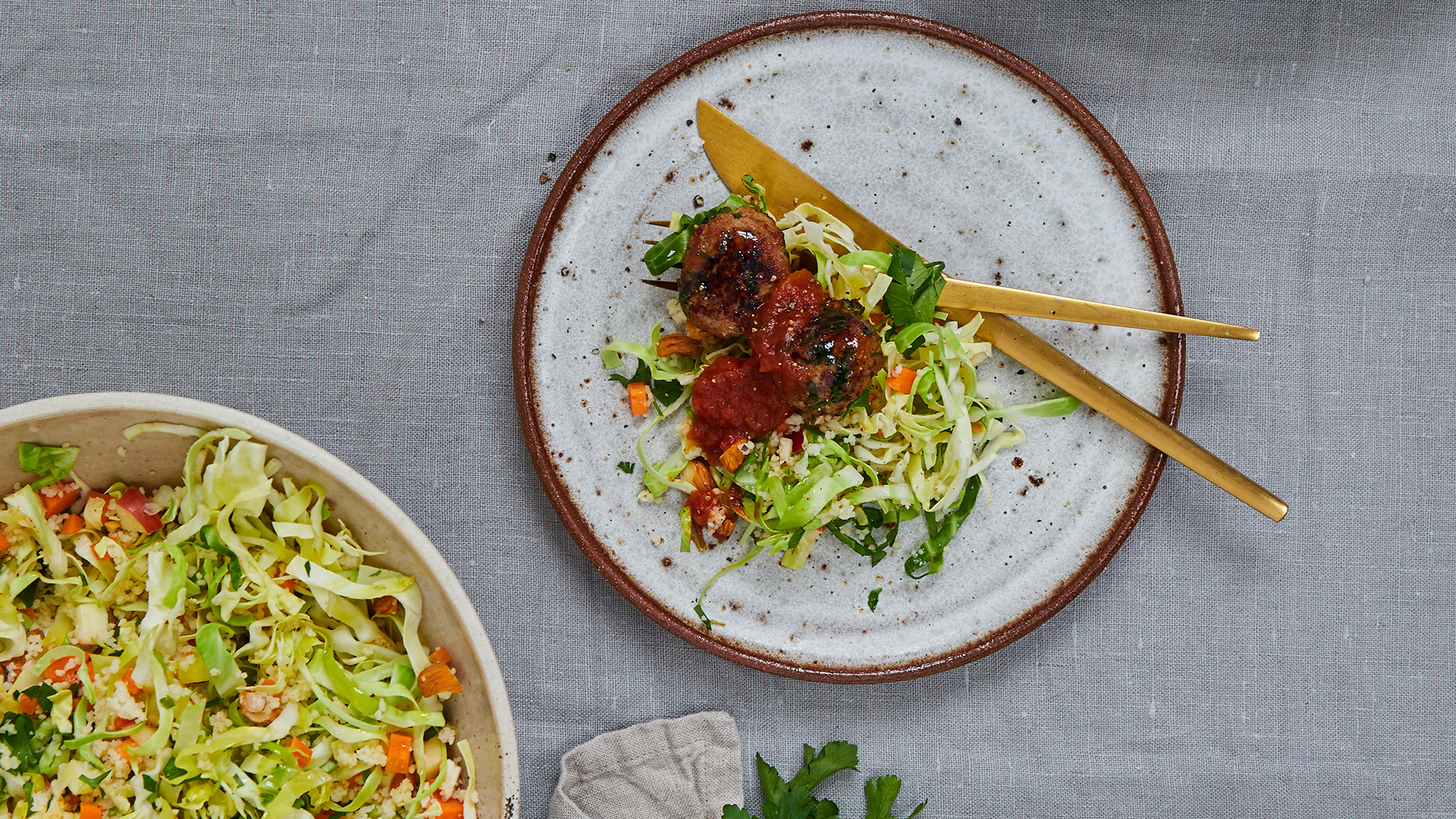 Kyllingeboller med krydret couscoussalat og chunky salsa