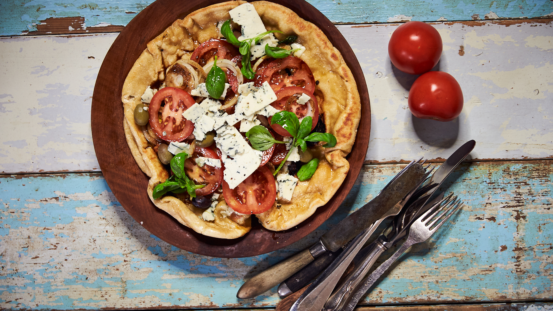 Pizza med friske tomater og gorgonzola