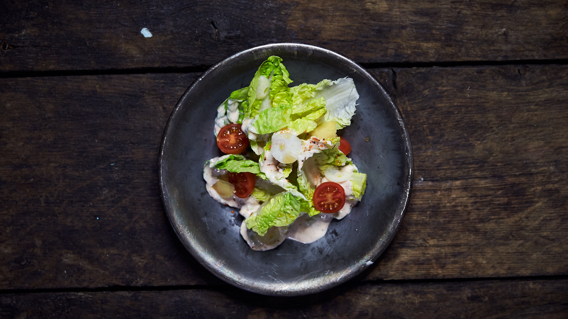Salat med syrlig kærnemælksdressing