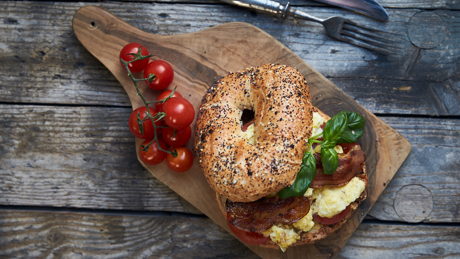 Bagel med røræg og bacon