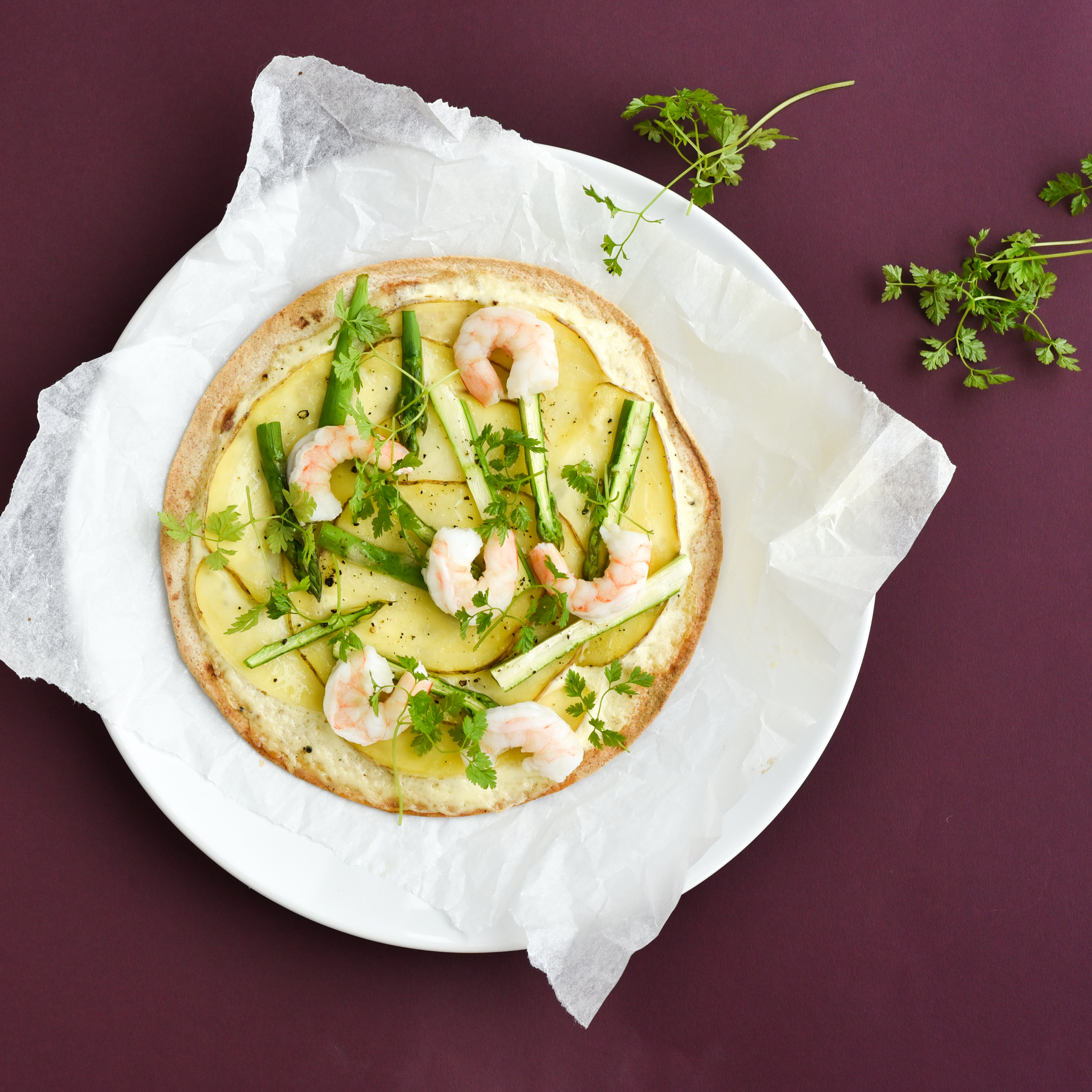 Snydepizza med kartoffel, cremefraiche og rejer