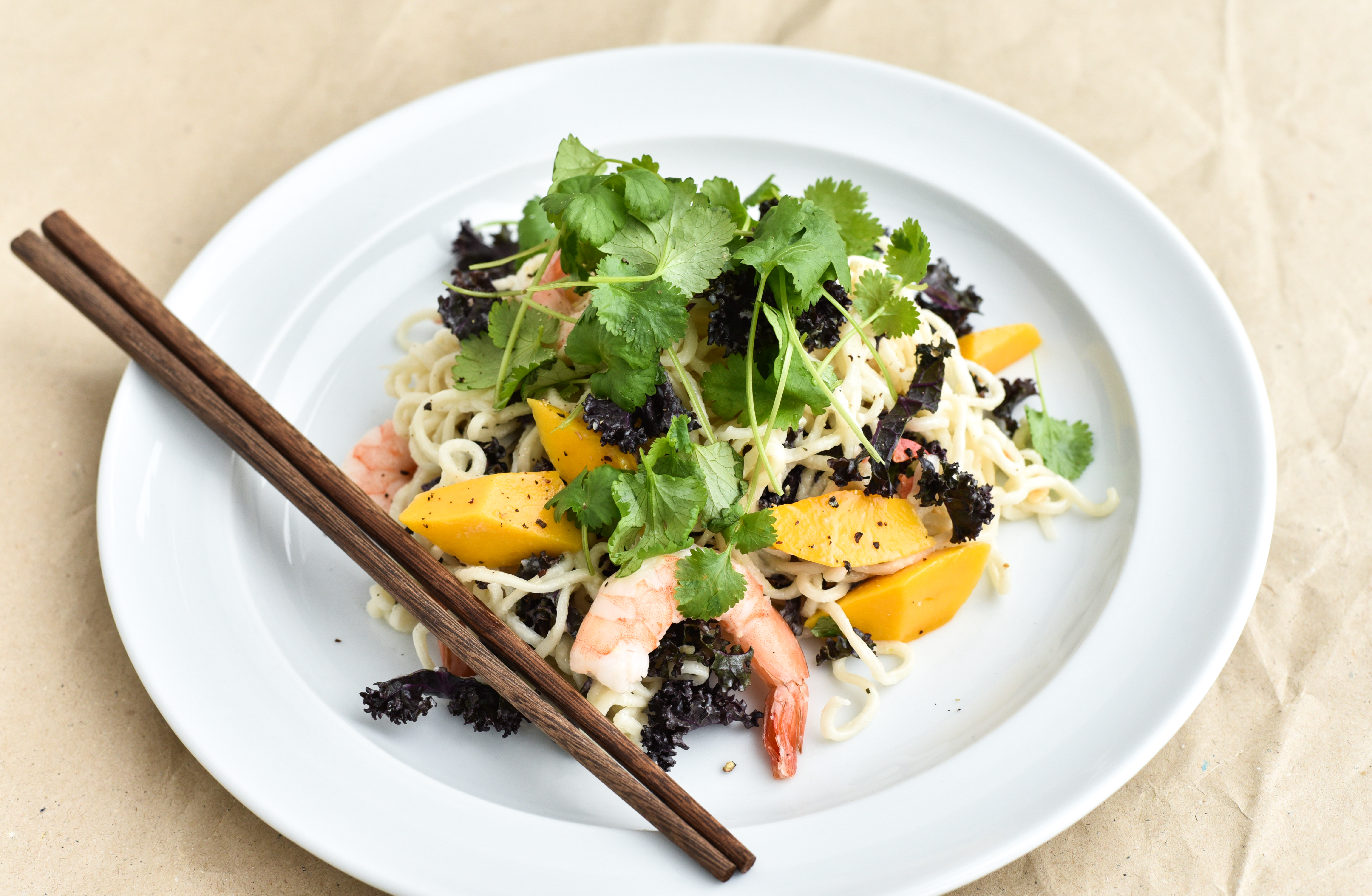 Kold nudelsalat med rejer, kål og mango