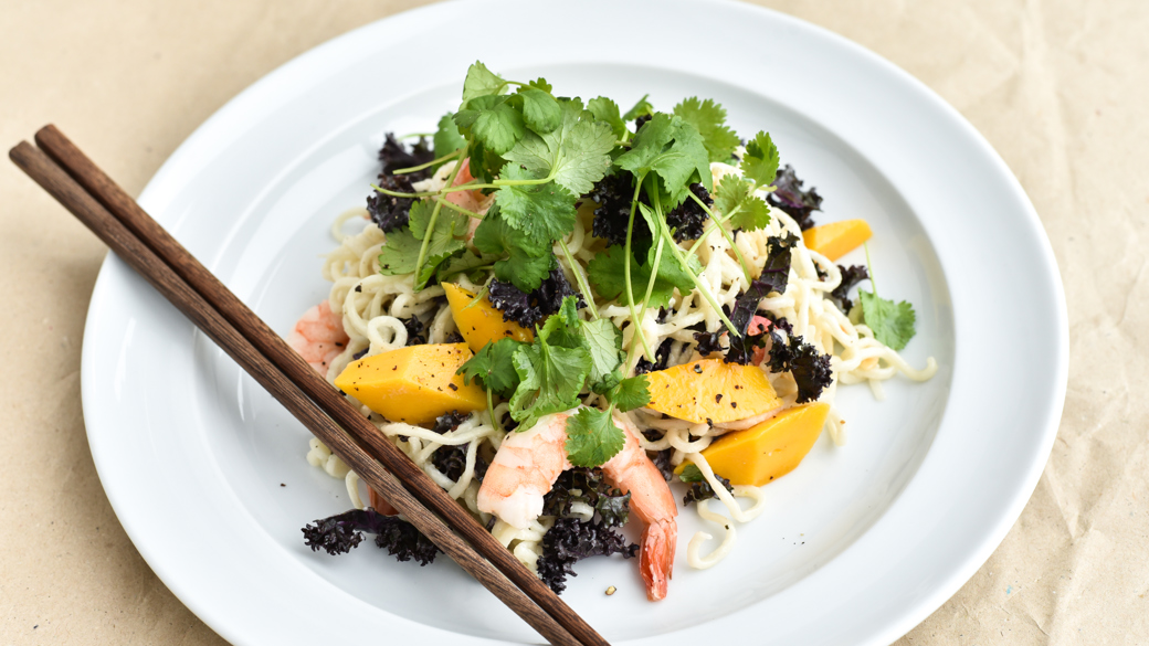 Kold nudelsalat med rejer, kål og mango