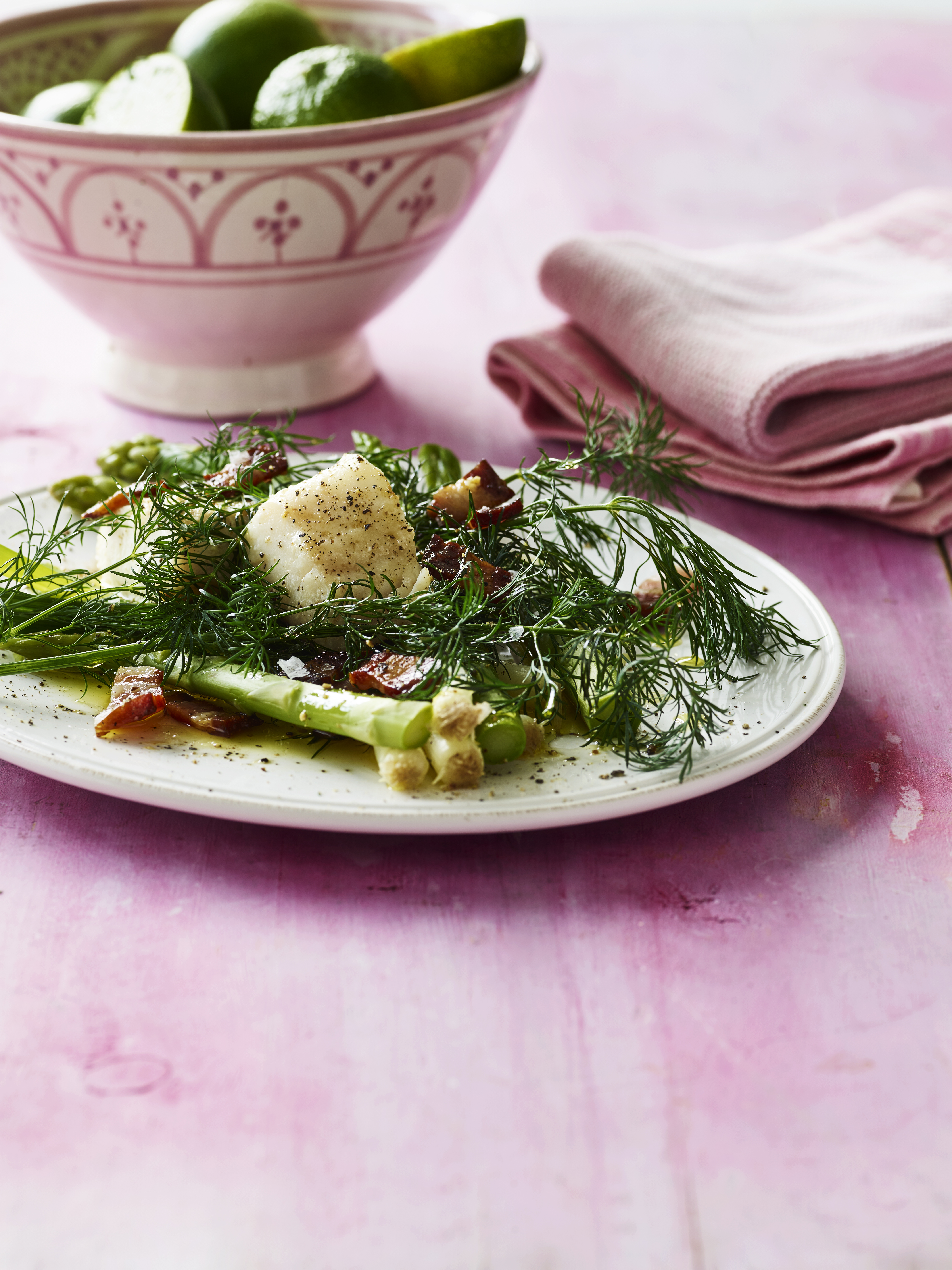 Torsk med dampede forårsløg og asparges, dild og bacon