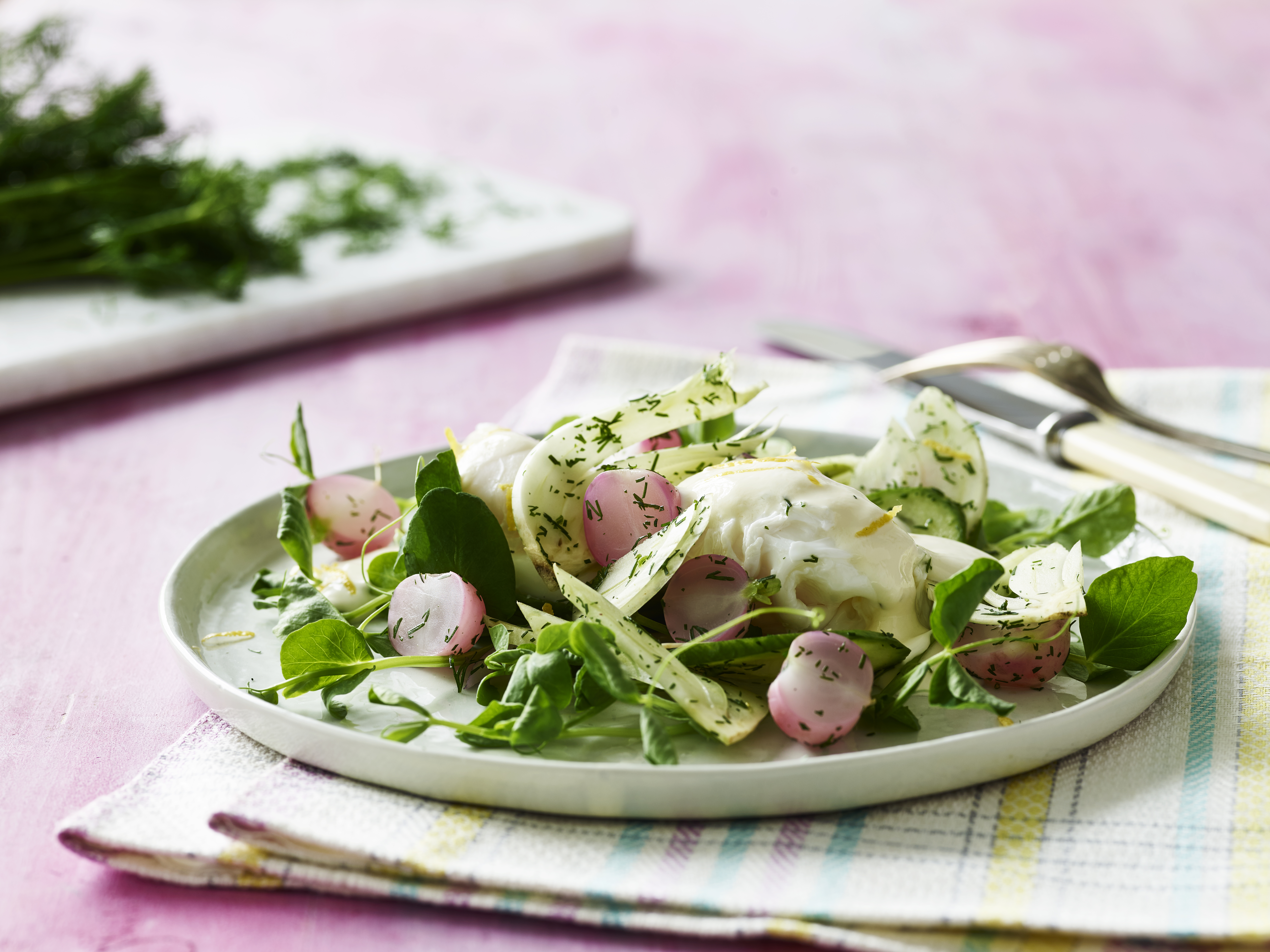 Dildkrydrede grøntsager og pocherede æg