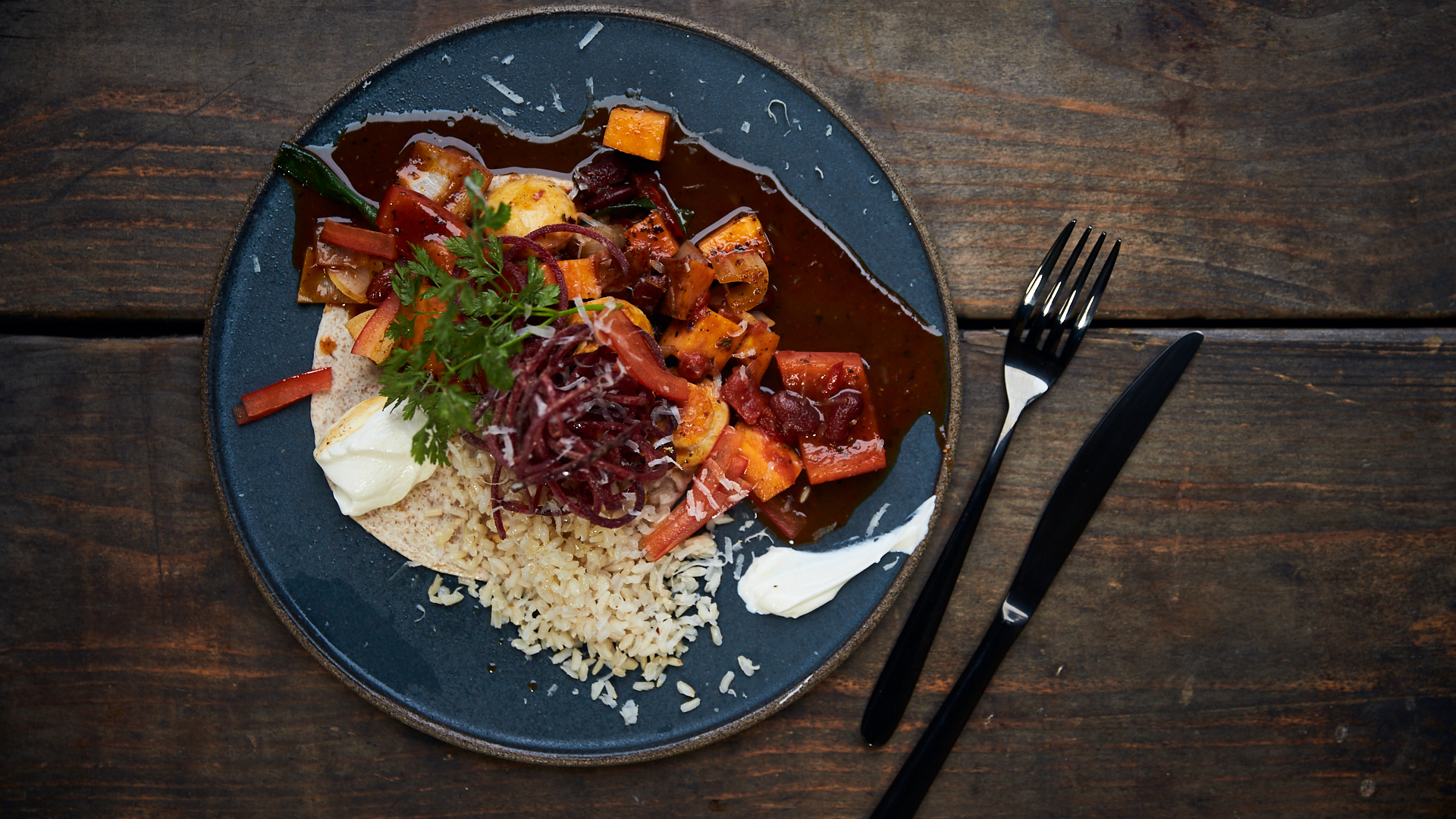 Chili sin carne med søde kartofler, bønner og svampe