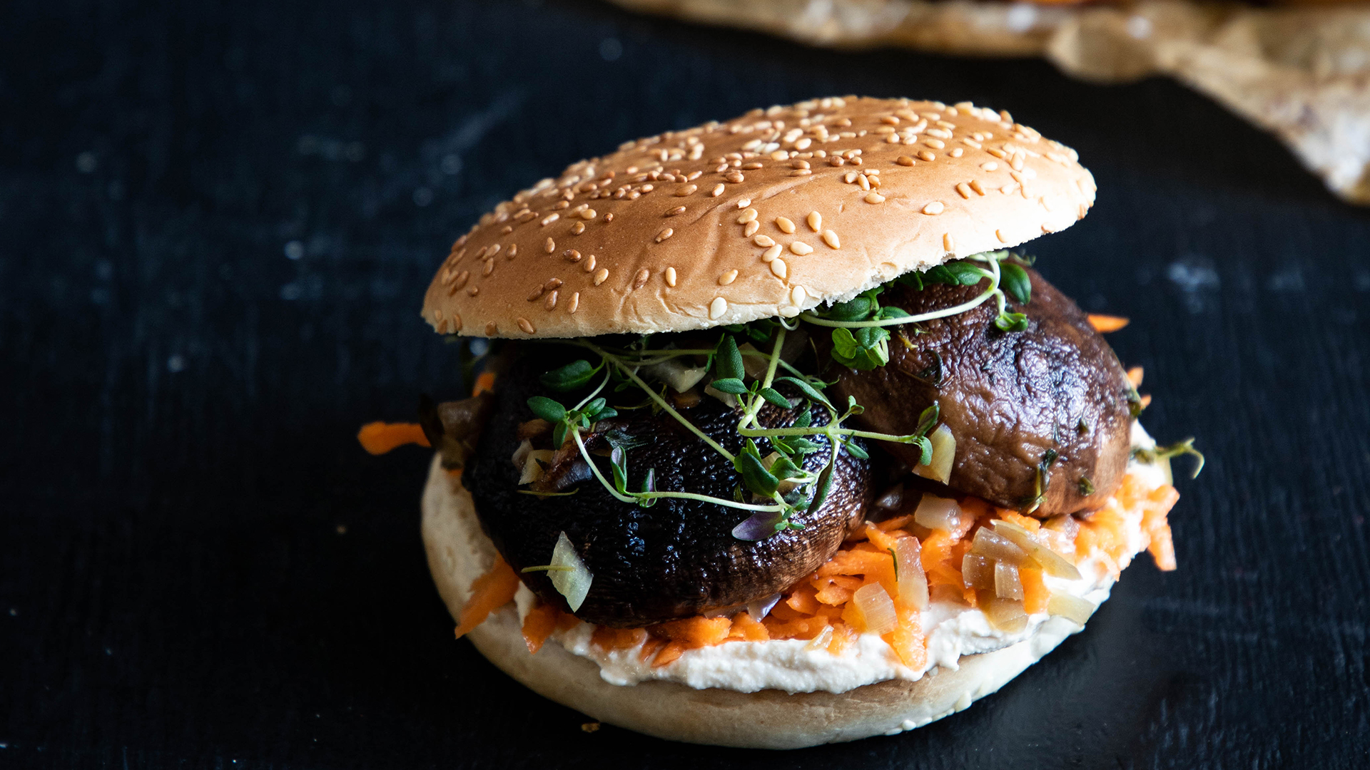 Portobello burger med gulerod, hummus og sød kartoffelfritter