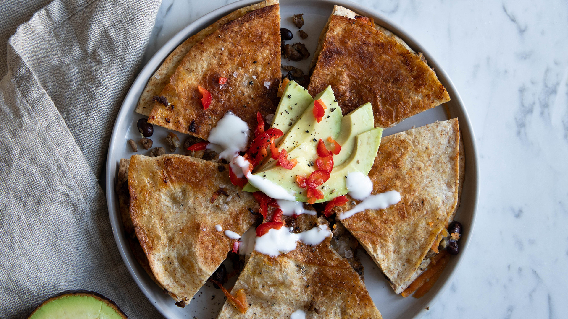 Quesadillas med oksekød, mozzarellaost, avocado og yoghurt