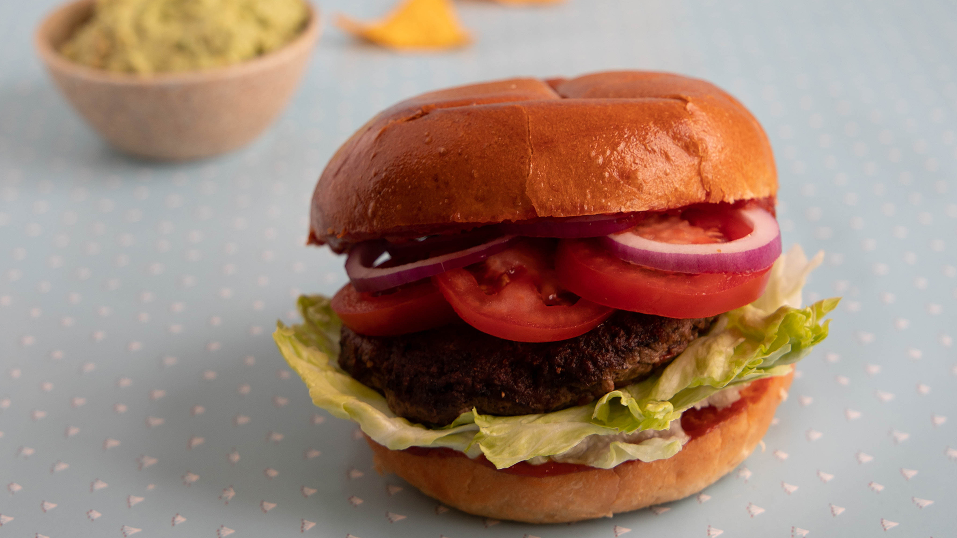 Burger med nachos og mild guacamole