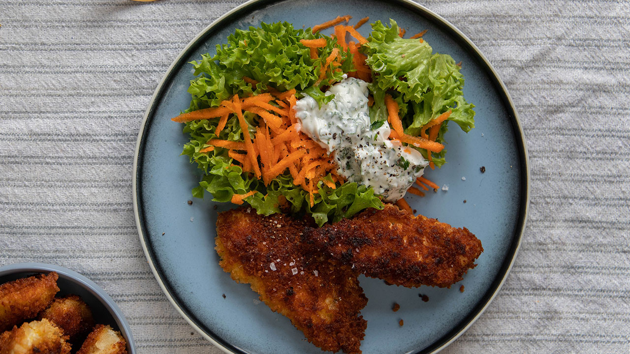 Kyllingenuggets med råkost og grøn salat