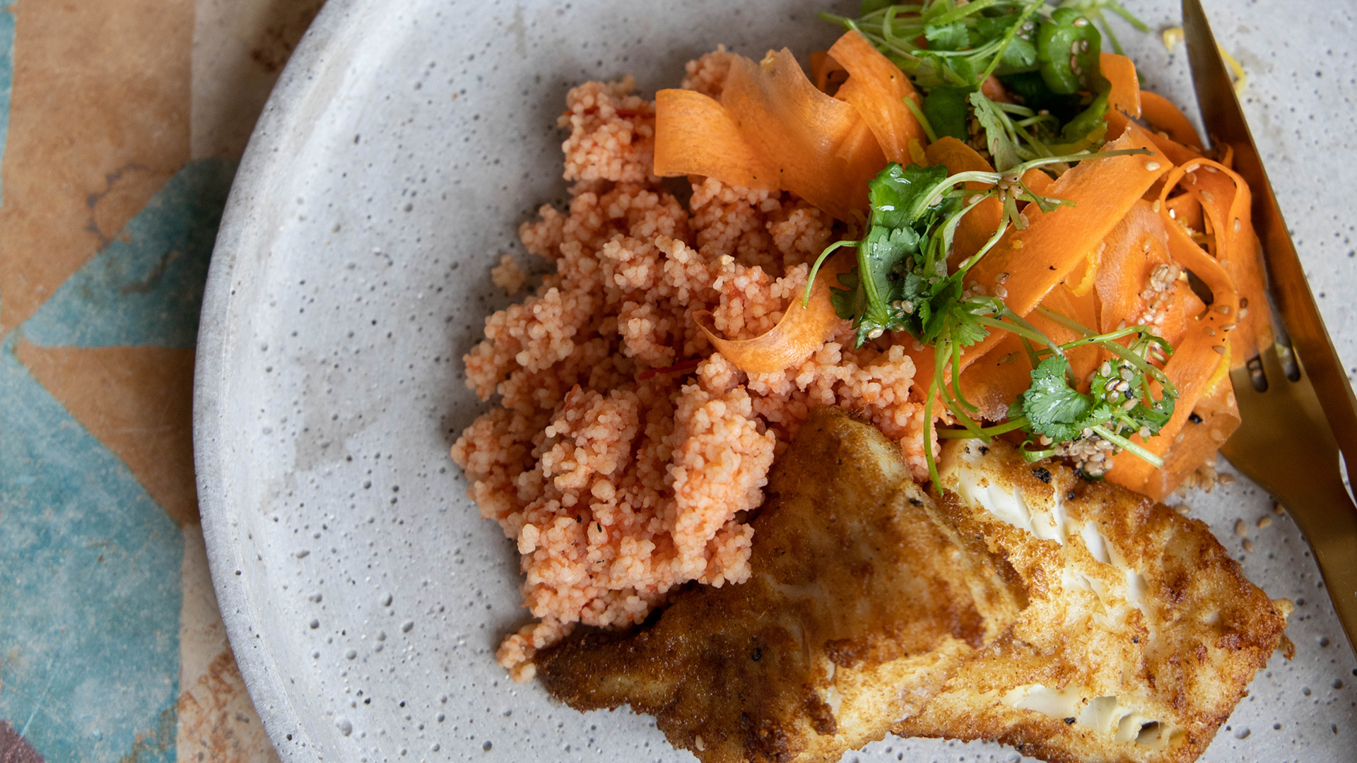 Marokkansk torsk med tomatcouscous og gulerods-/sesamsalat