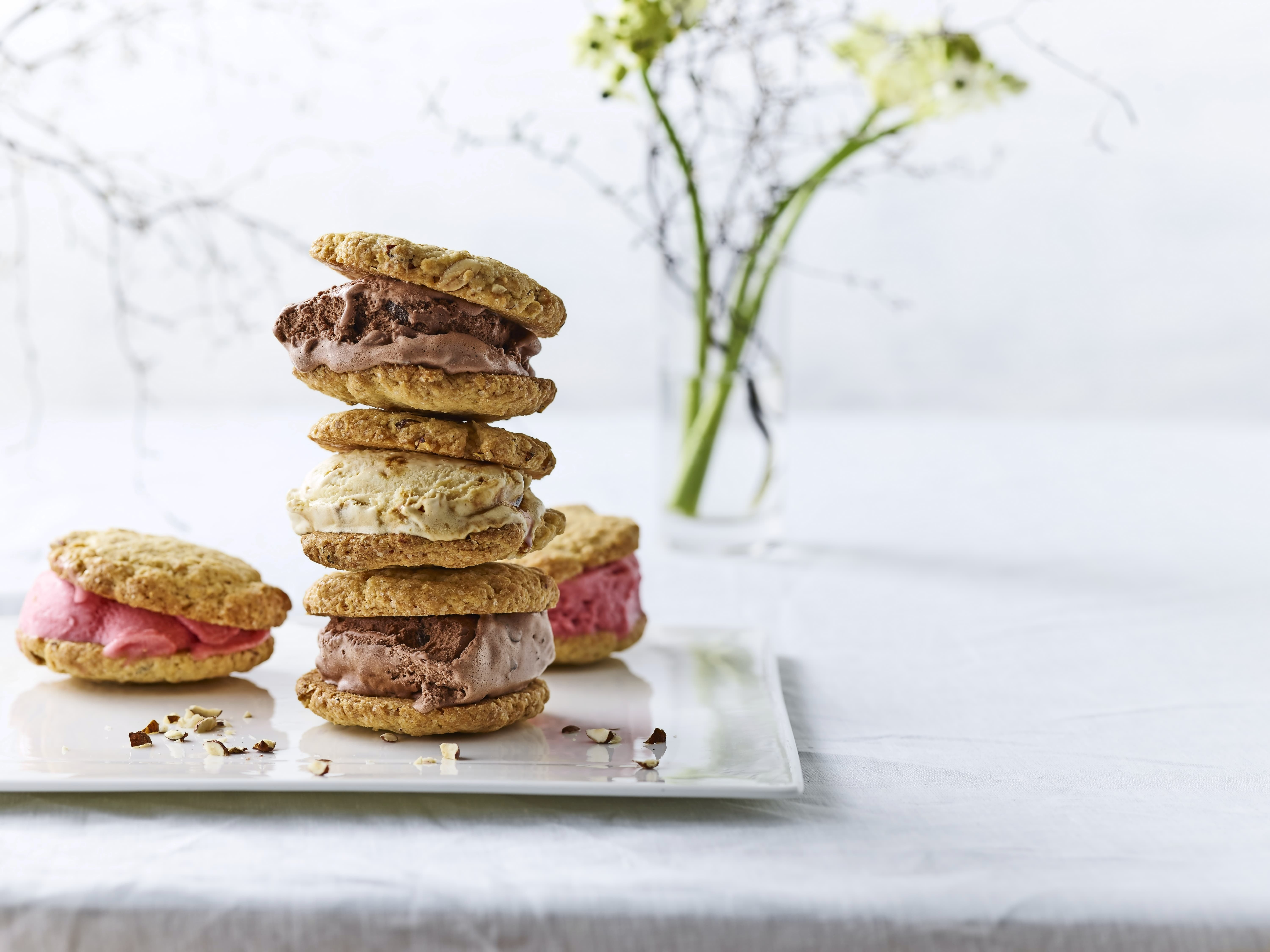 Is-sandwich med nøddecookies