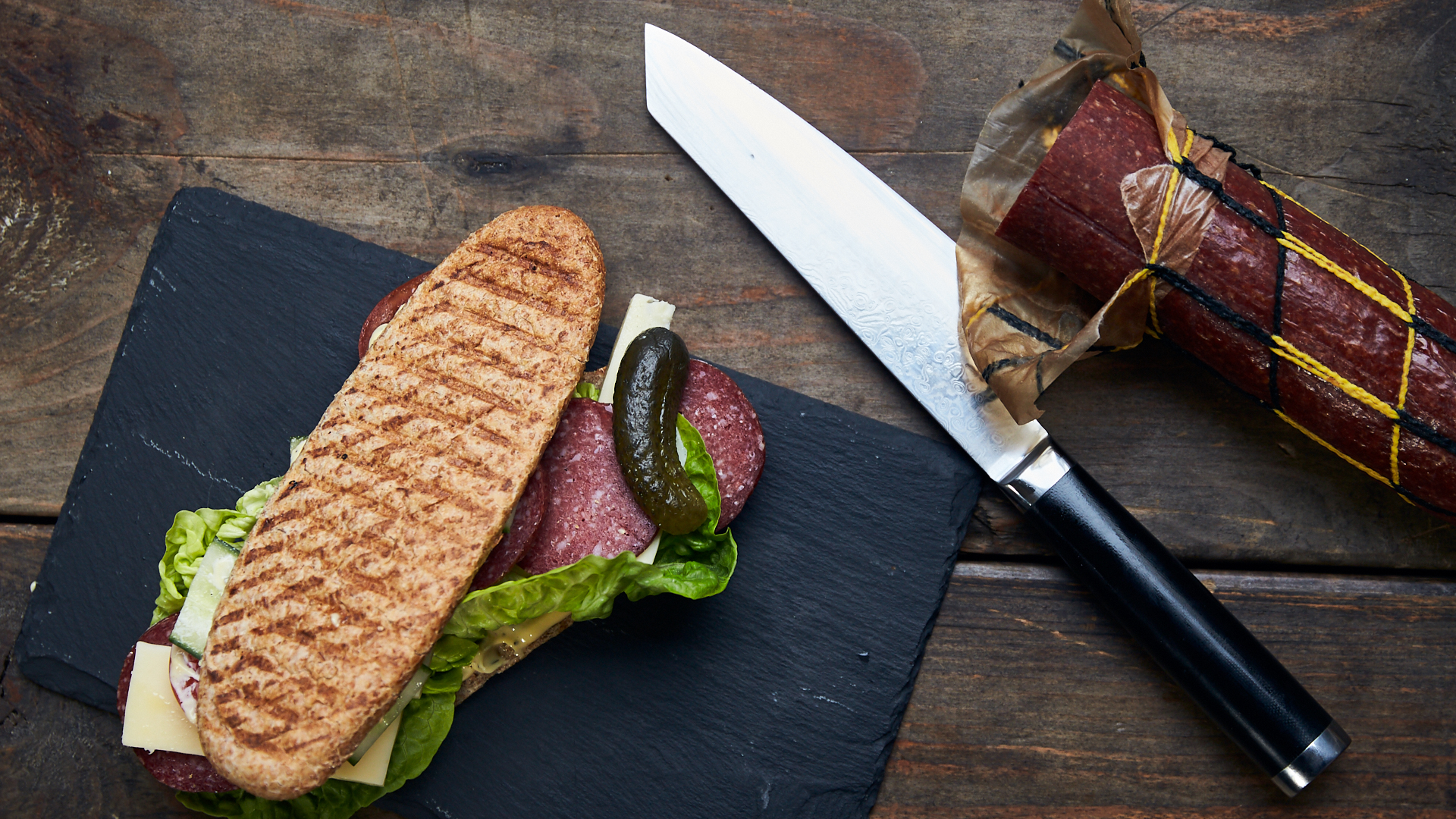 Sandwich med salami, ost og grønt