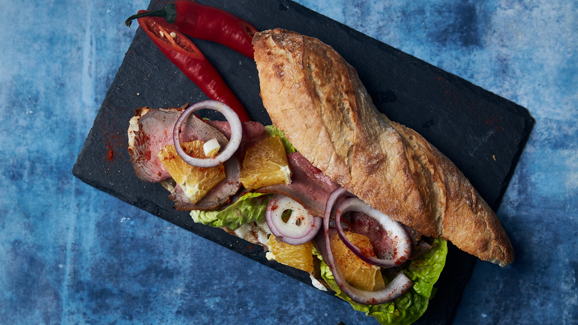 Sandwich med kalvetyksteg, grønt og krydderier