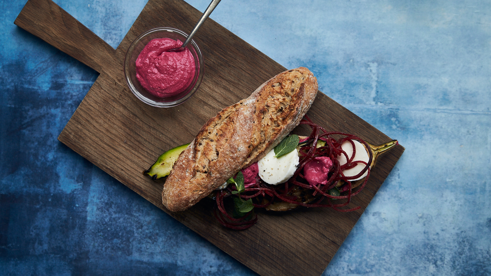 Vegetar sandwich med squash, rødbedehummus og mozzarella