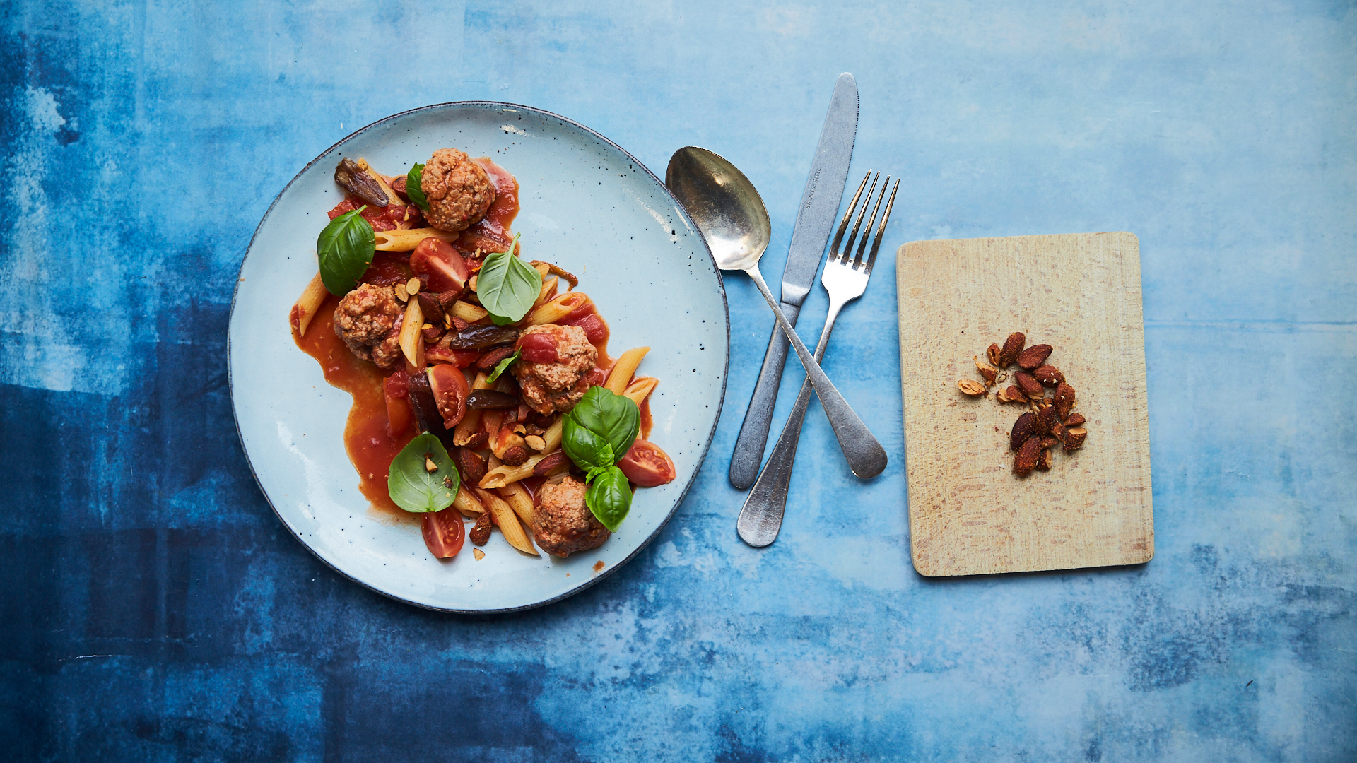 Pasta med kødboller i tomatsovs