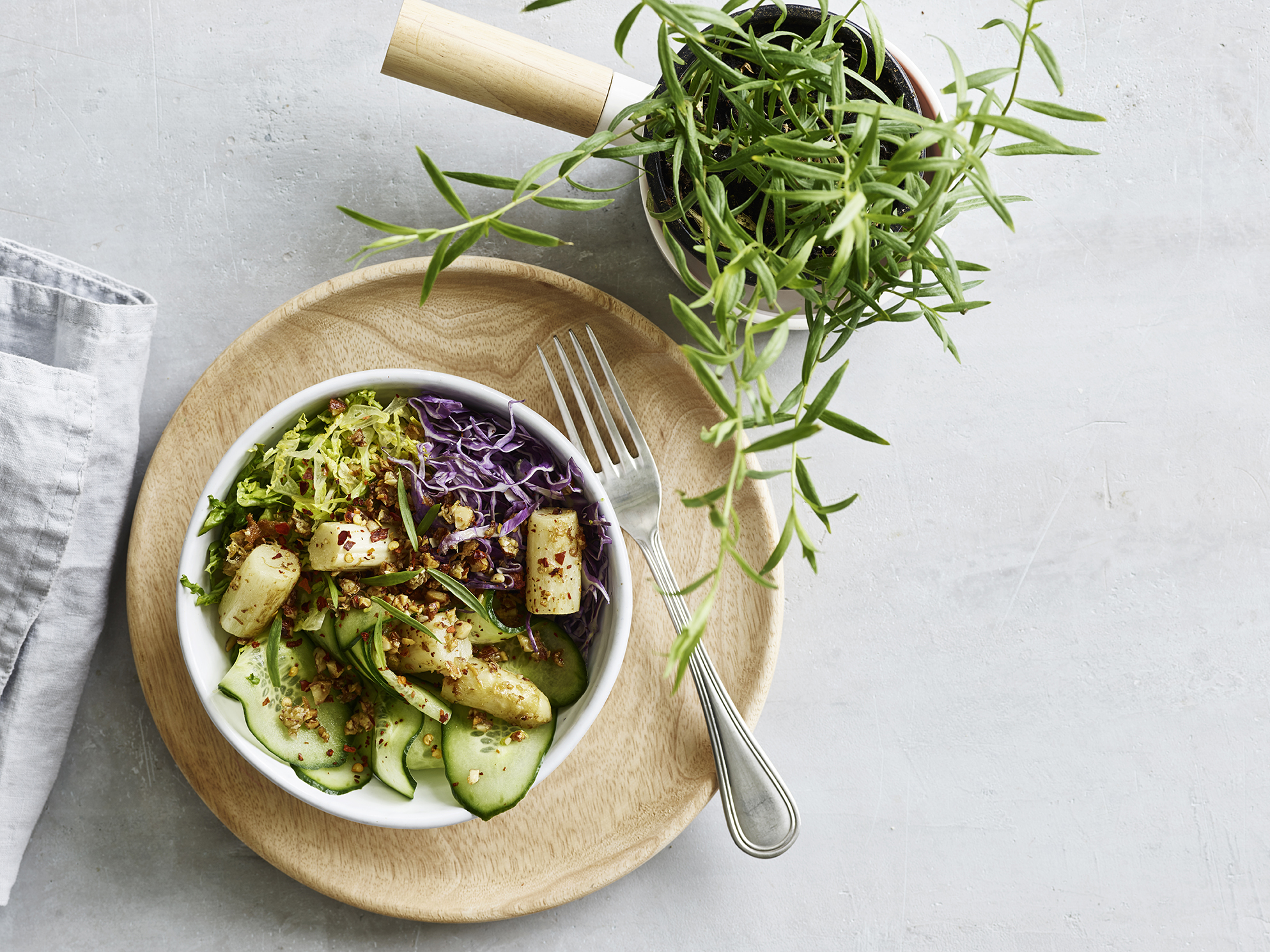 Salatbowle med smørstegte hvide asparges og mandler