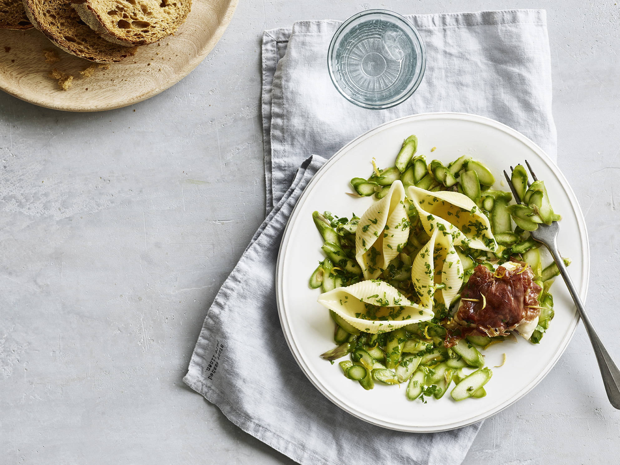 Rå marinerede asparges med kylling i parmaskinke