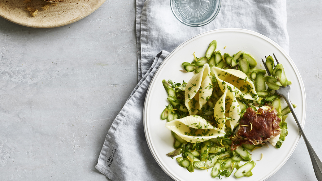 Rå marinerede asparges med kylling i parmaskinke