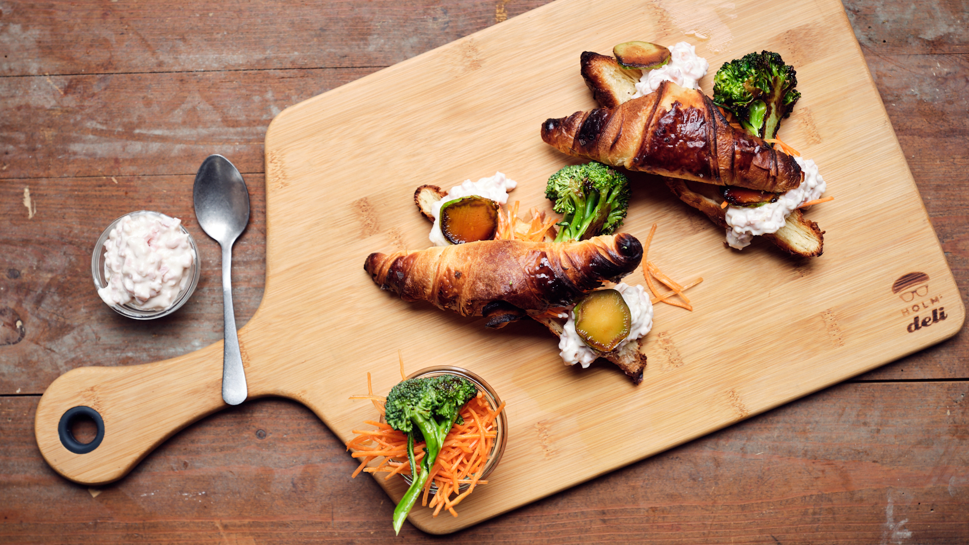 Fyldte croissanter med skinkesalat