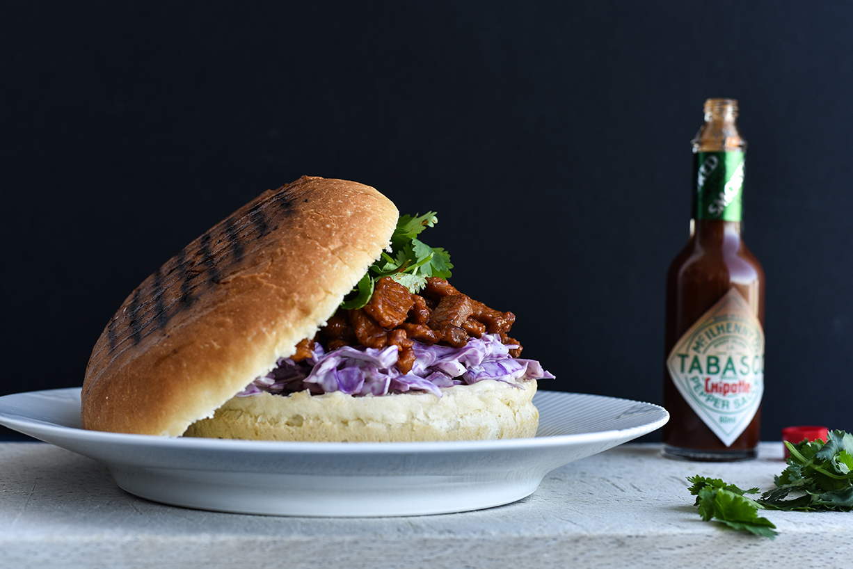 Barbequegris og coleslaw