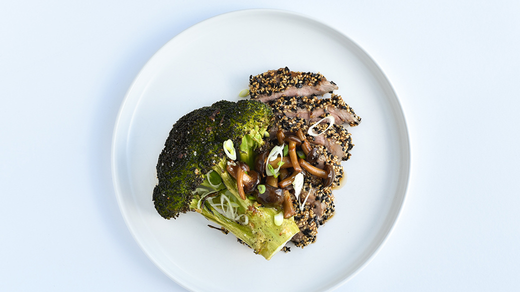 Sesampanerede koteletter med bagt broccoli og svampe