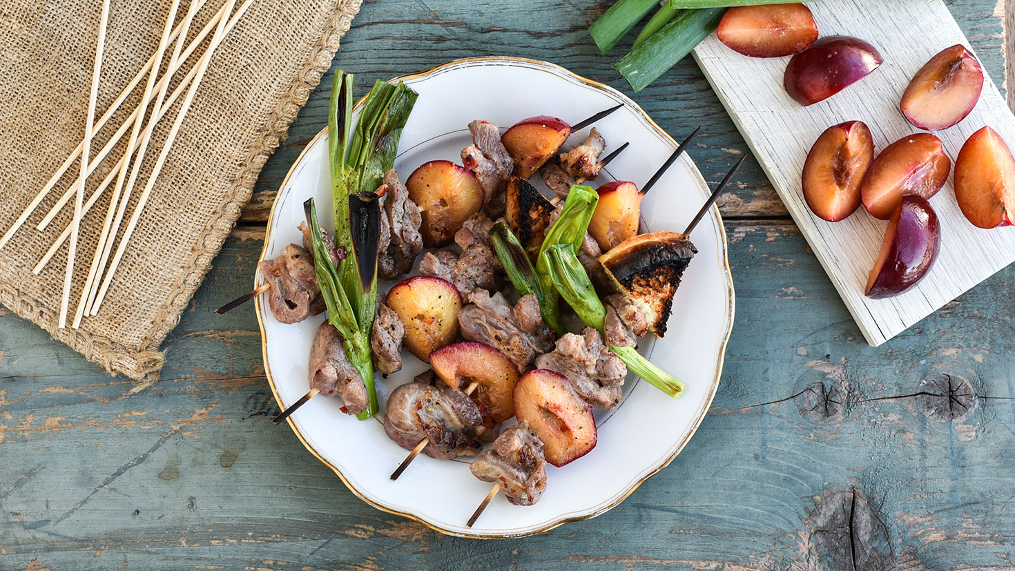 Grillspyd med blomme, gris og sød chili