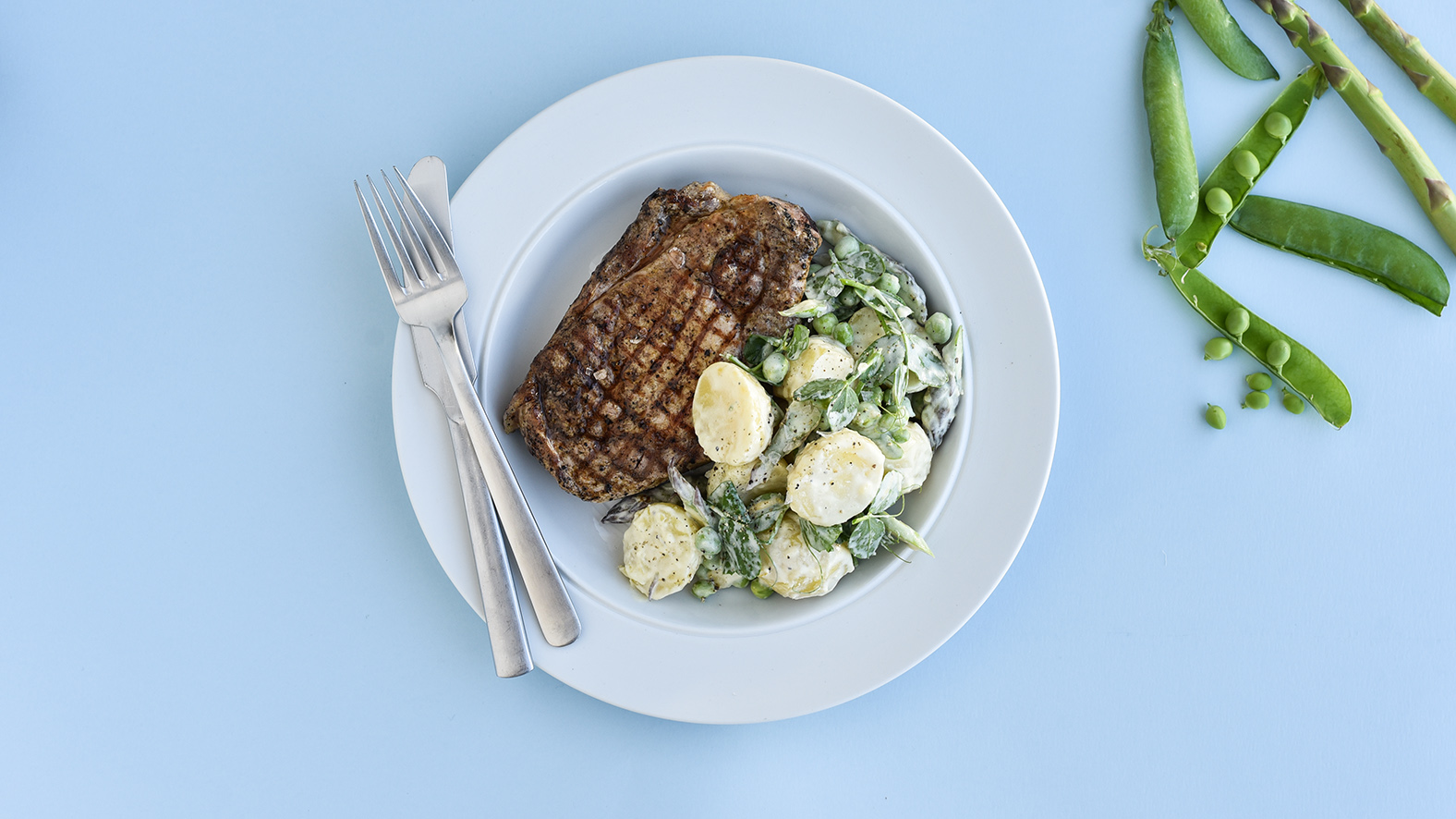 Grillede skaftkoteletter og sommerlig salat med citrondressing