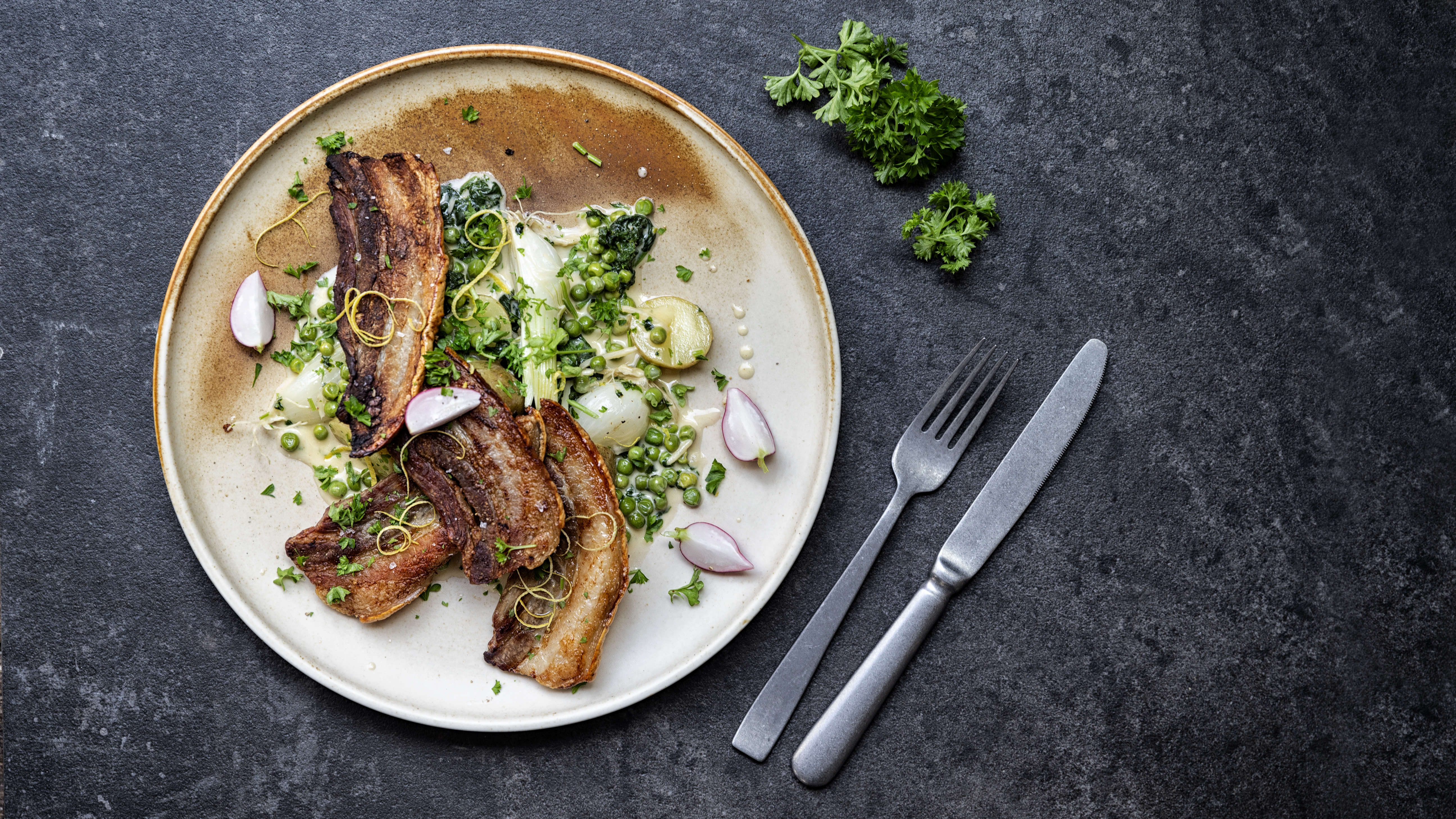 Stegt flæsk med persillesovs og nye kartofler