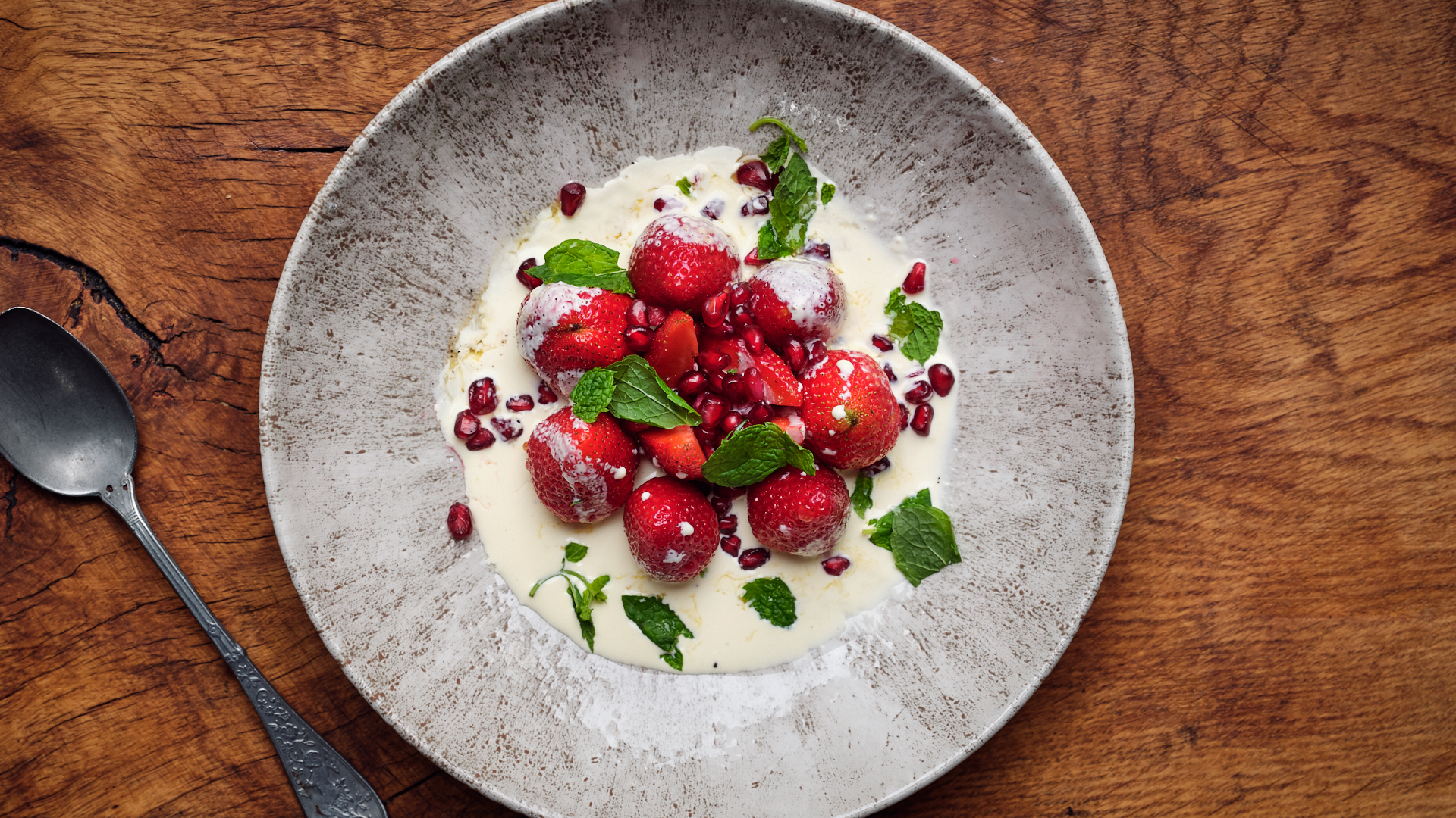 Jordbærdessert med fløde og passionsfrugt